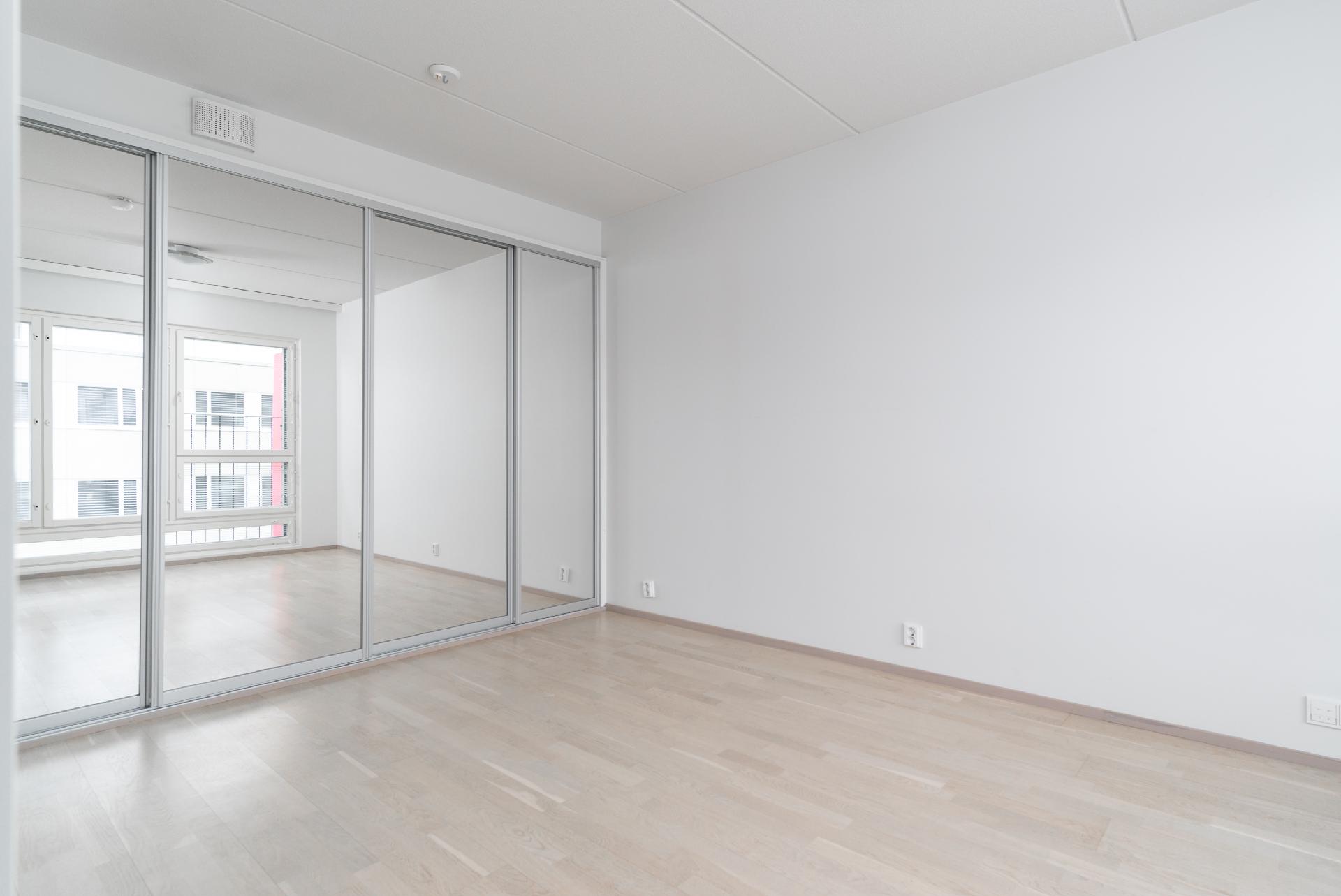 Makuuhuoneessa hyvin kaappitilaa