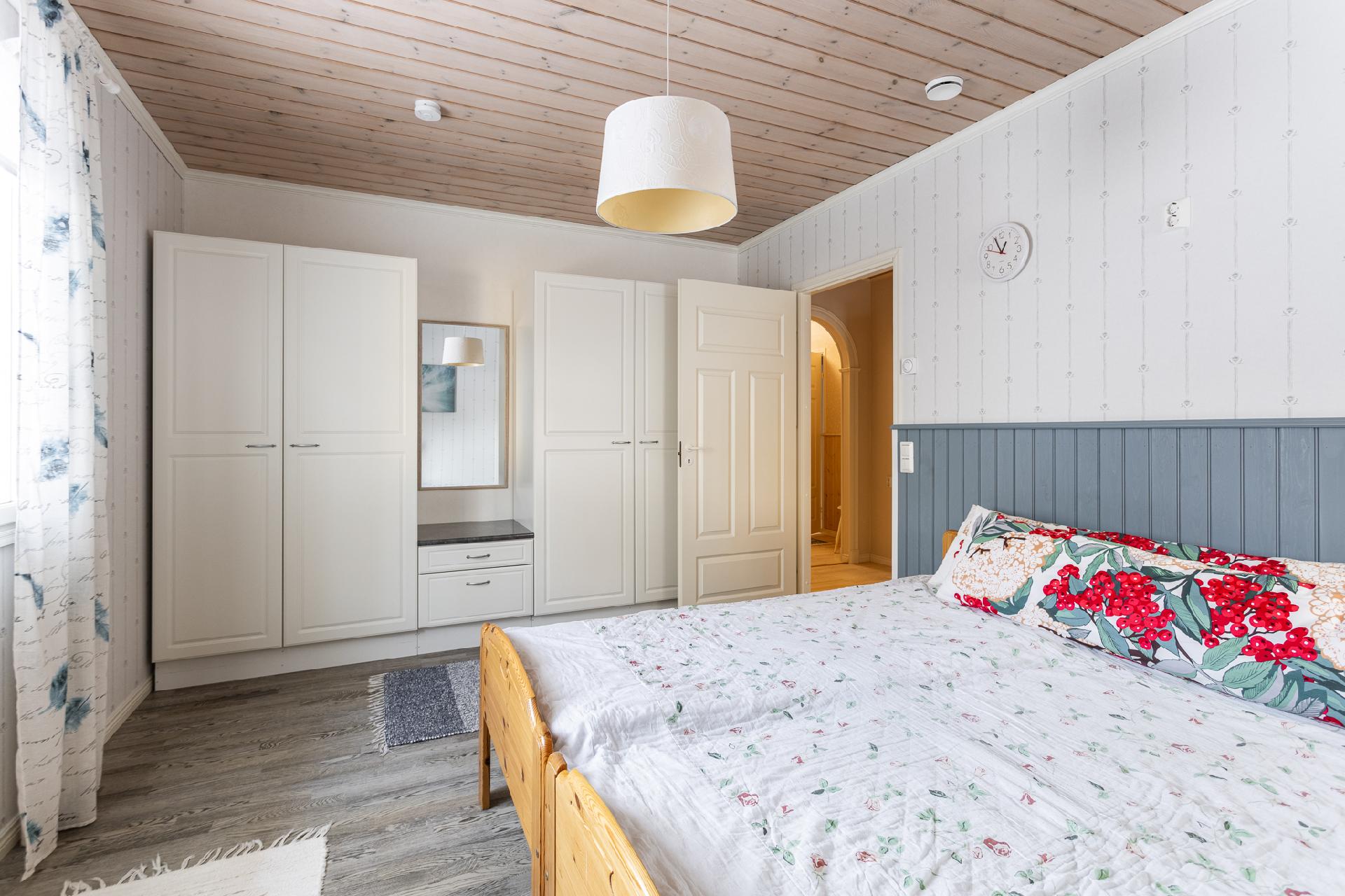 Makuuhuone, josta uloskäynti