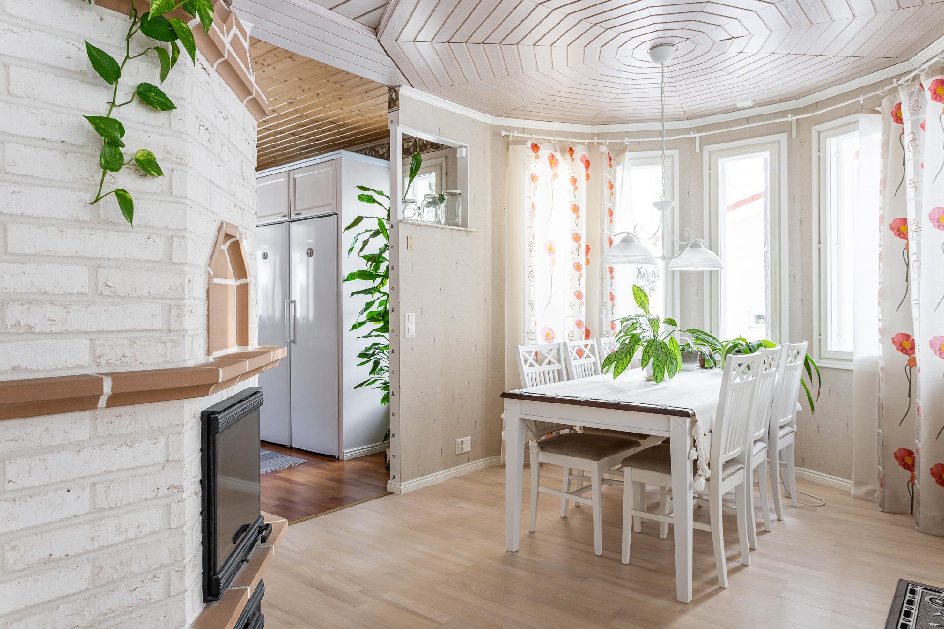 Ruokailutila_erkkeri1