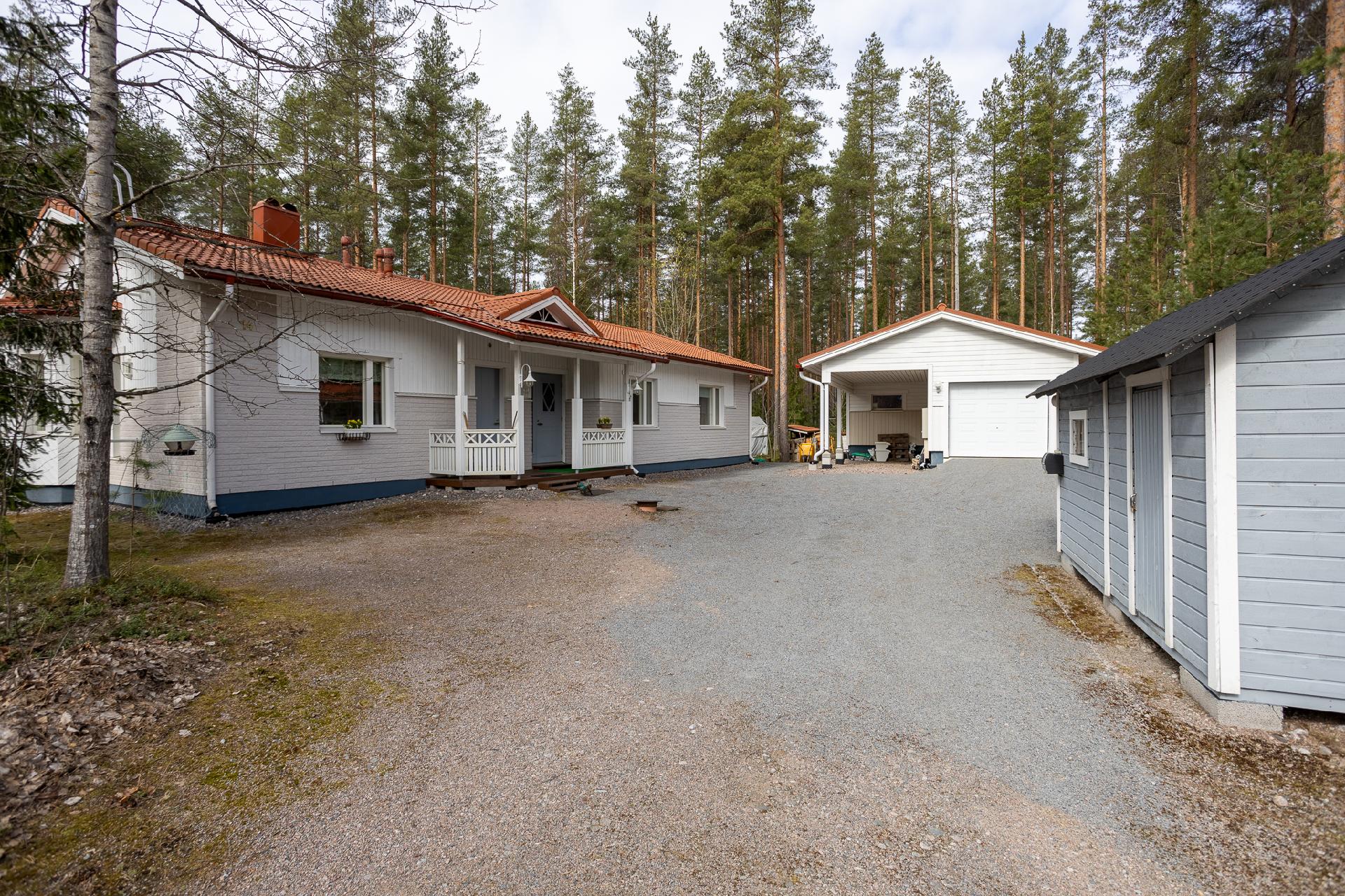 Talo portilta katsottuna