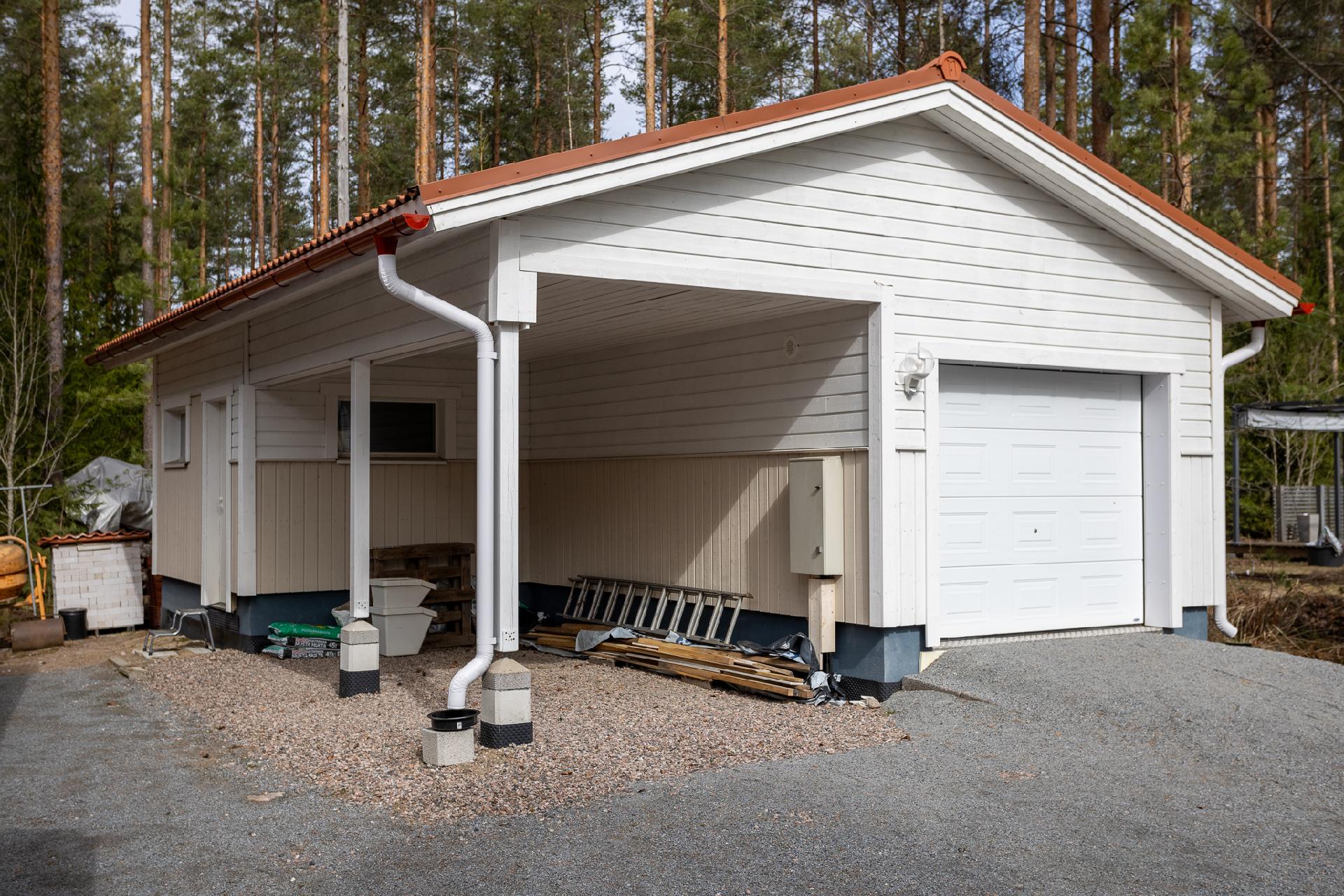 Autotalli,-katos,- ja varastorakennus