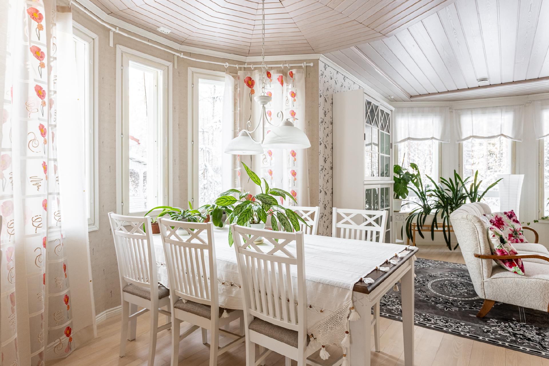 Ruokailutila_erkkeri