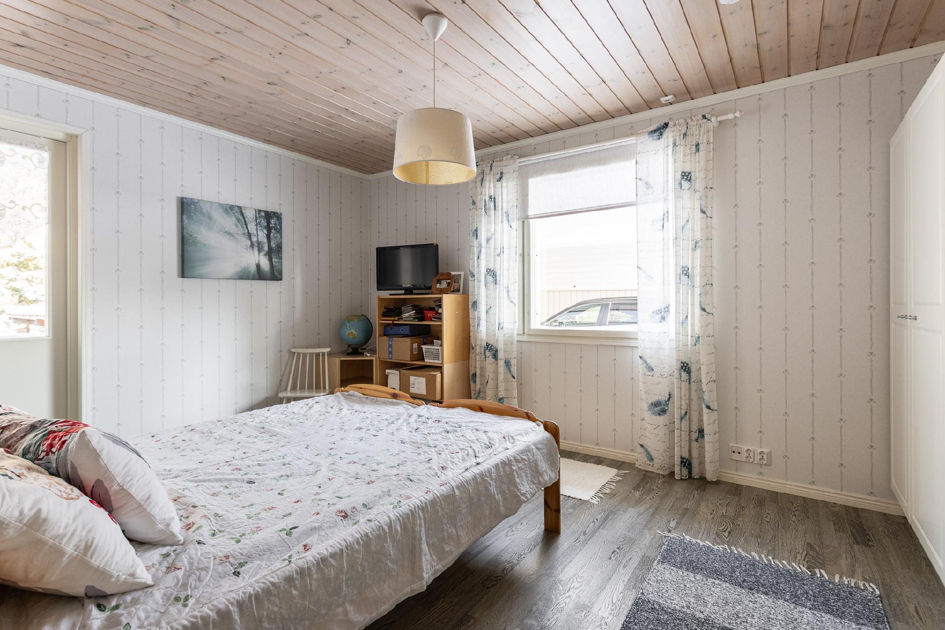 Makuuhuone, josta uloskäynti