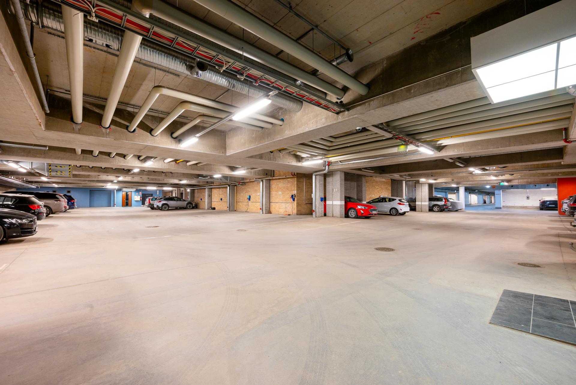 Avara autohalli hissiyhteyden päässä