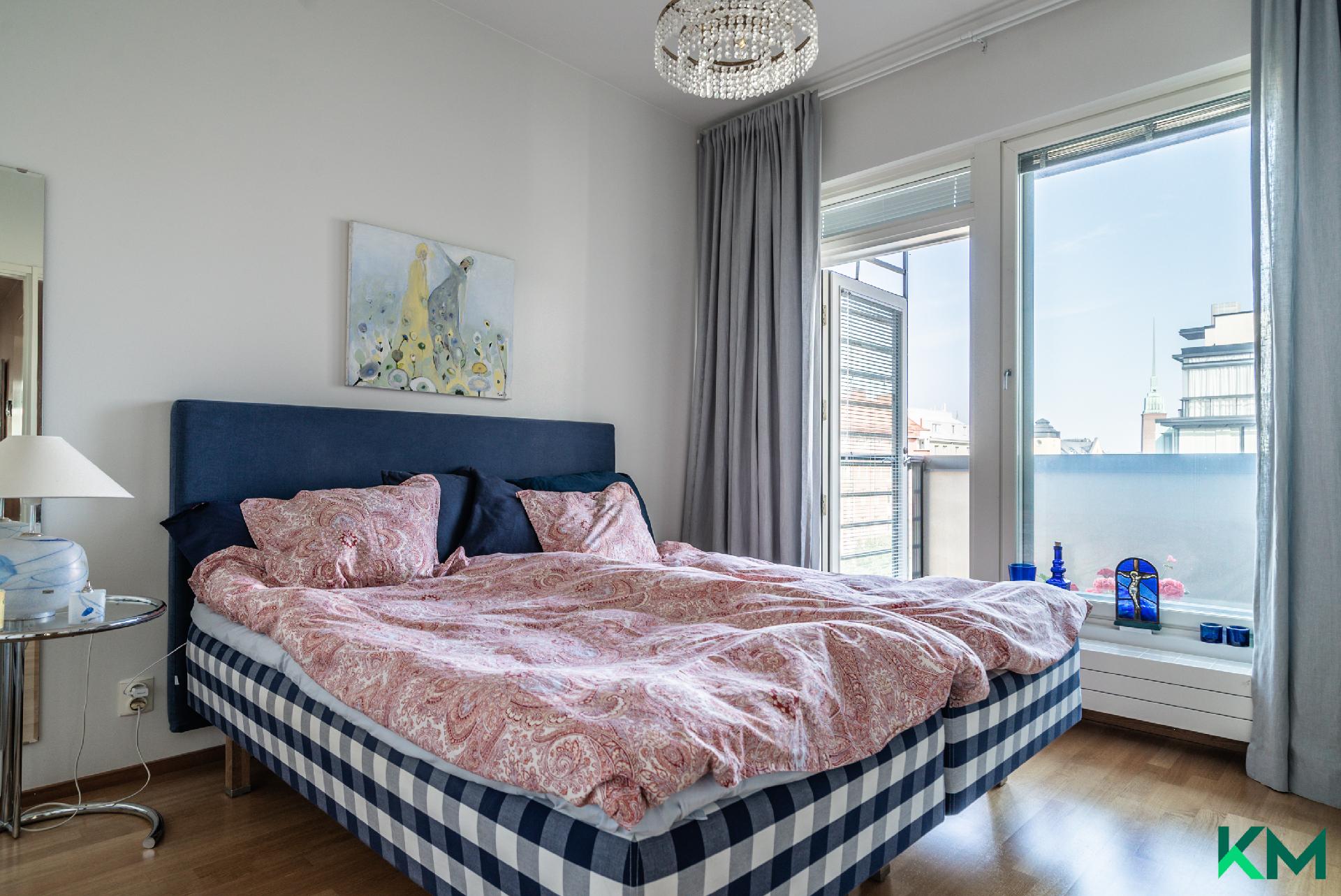 Päämakuuhuoneen yhteydessä parveke aamuaurinkoon