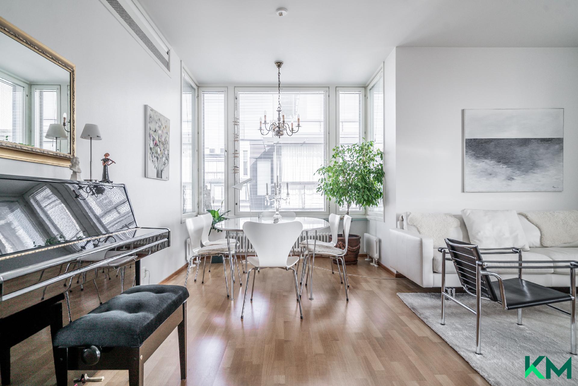 Olohuoneen yhteydessä tilaa suurellekin ruokapöydälle