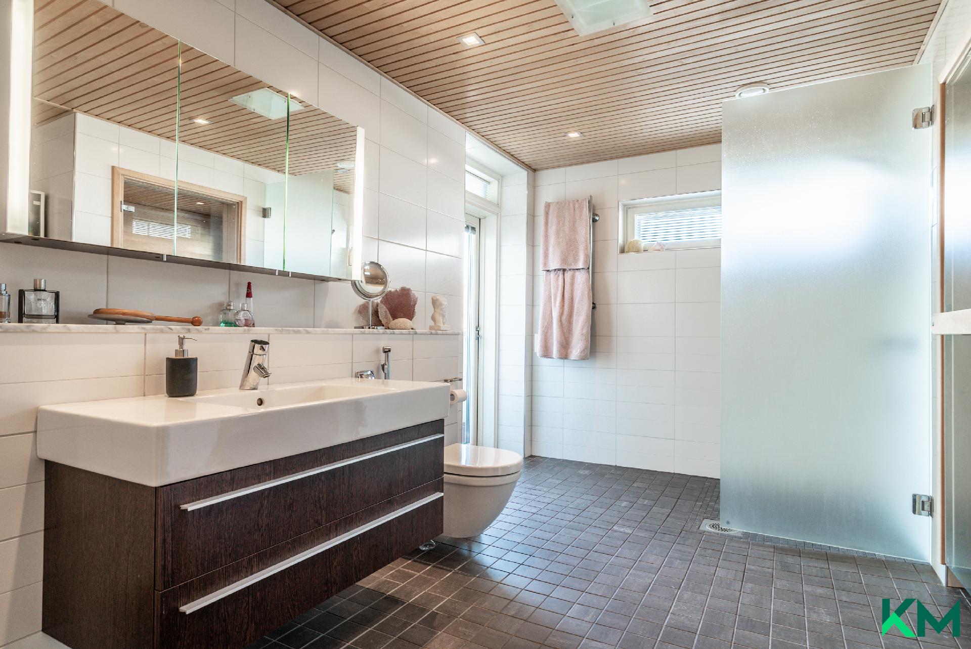 Toiselle parvekkeelle käynti myös isosta kylpyhuoneesta