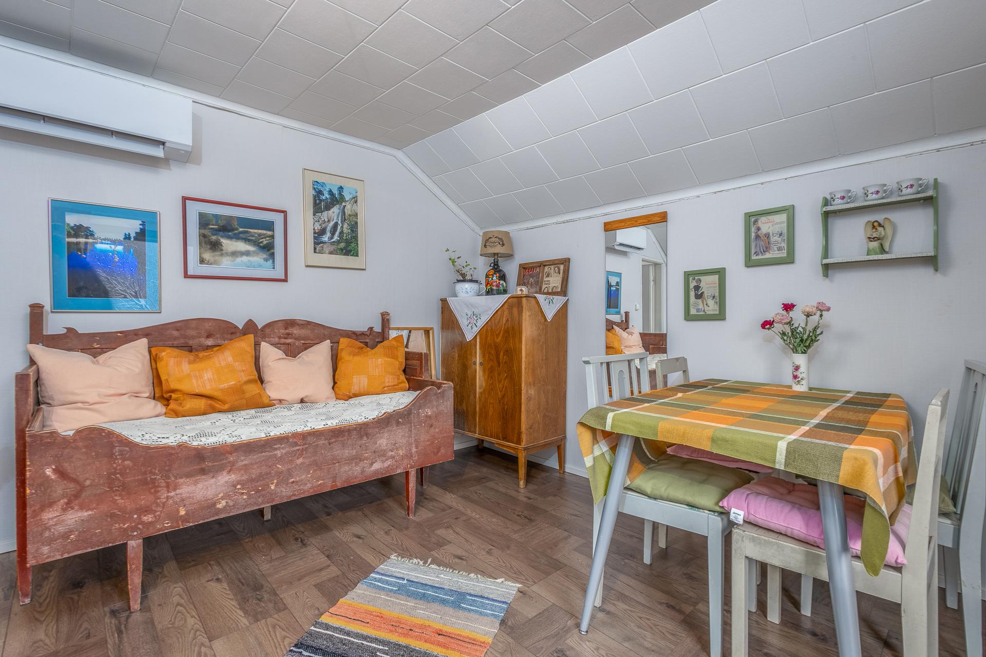 Yläkerran makuuhuone 1