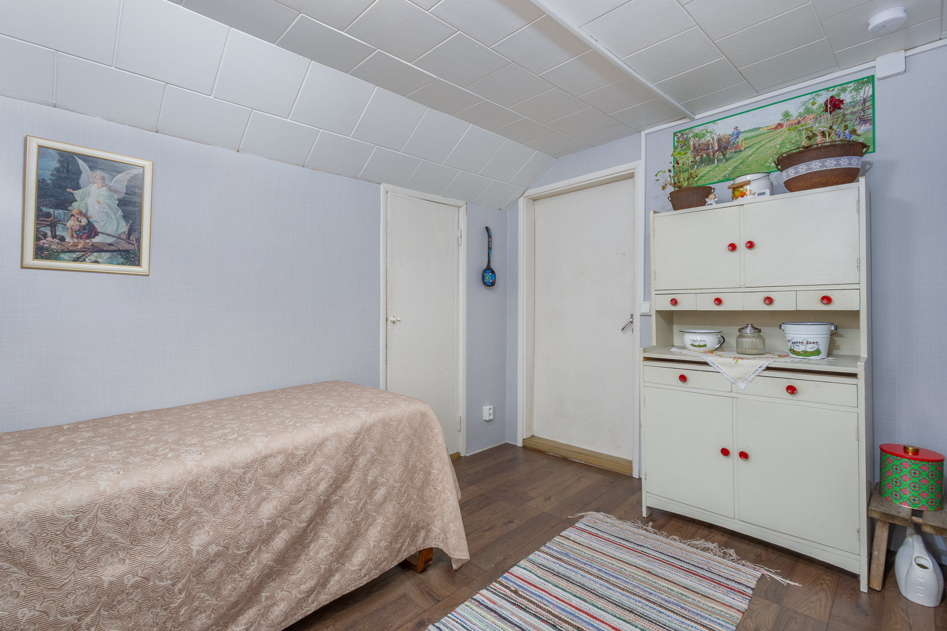 Yläkerran makuuhuone 2