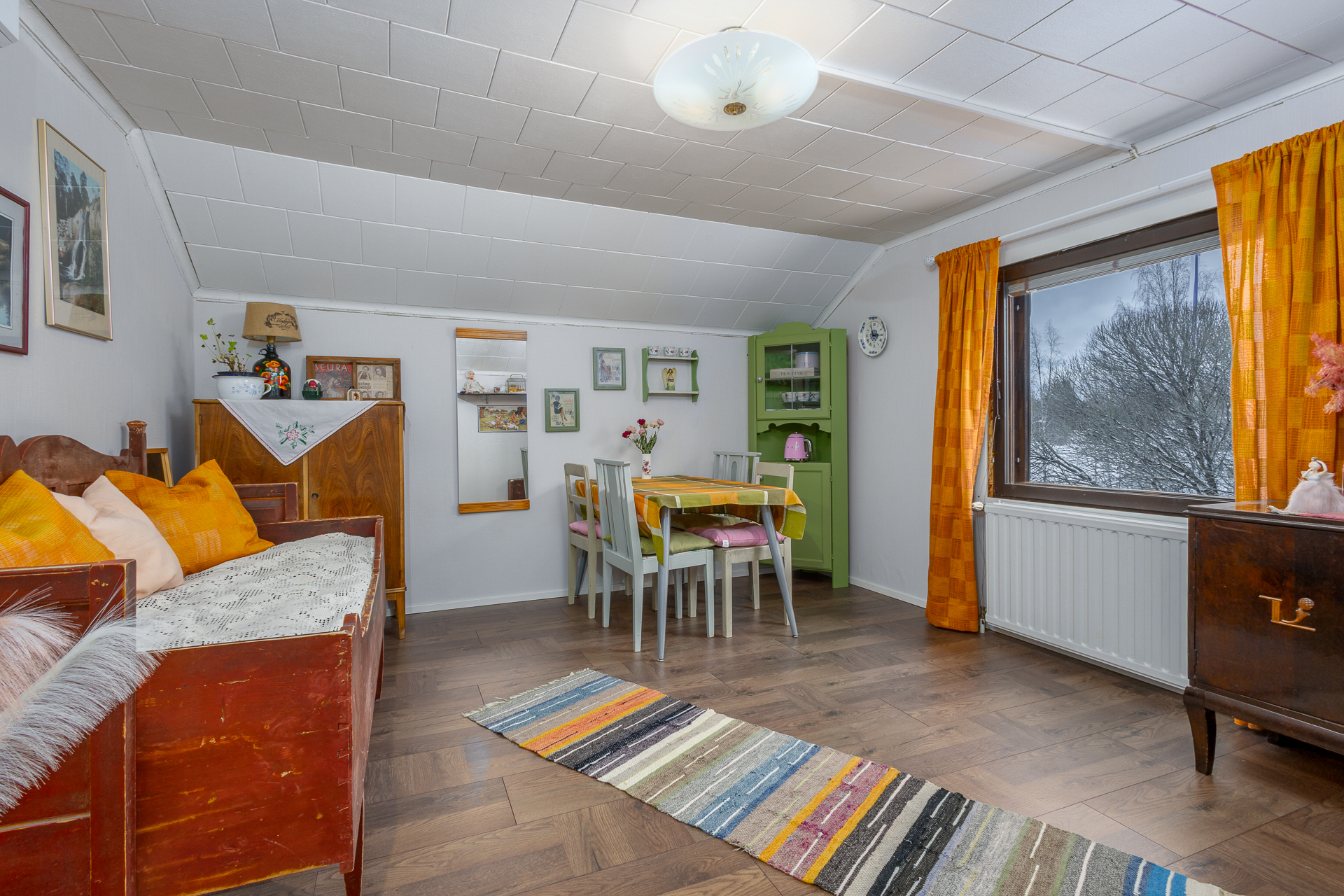 Yläkerran makuuhuone 1