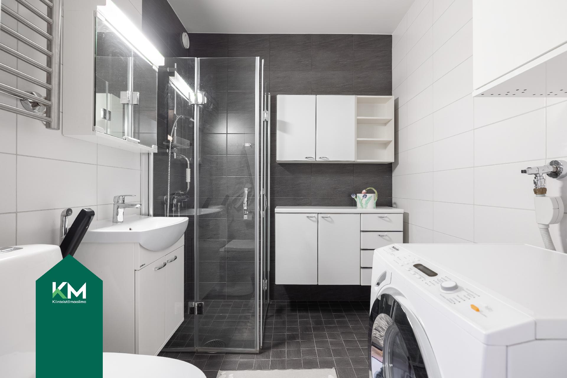 Vuonna 2016 remontoitu kylpyhuone.