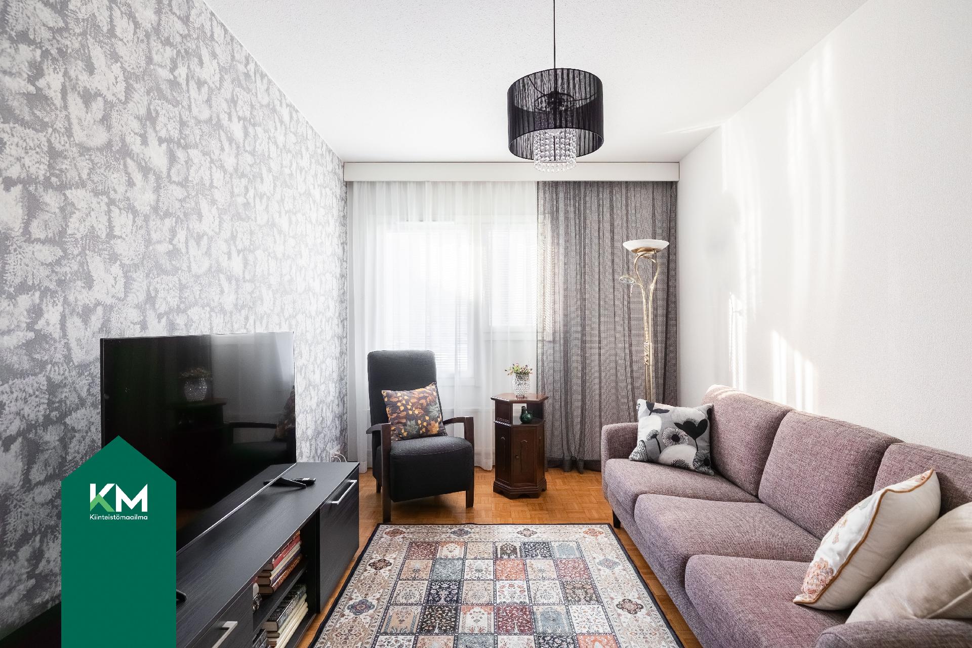 Olohuoneen vieressä oleva makuuhuone.