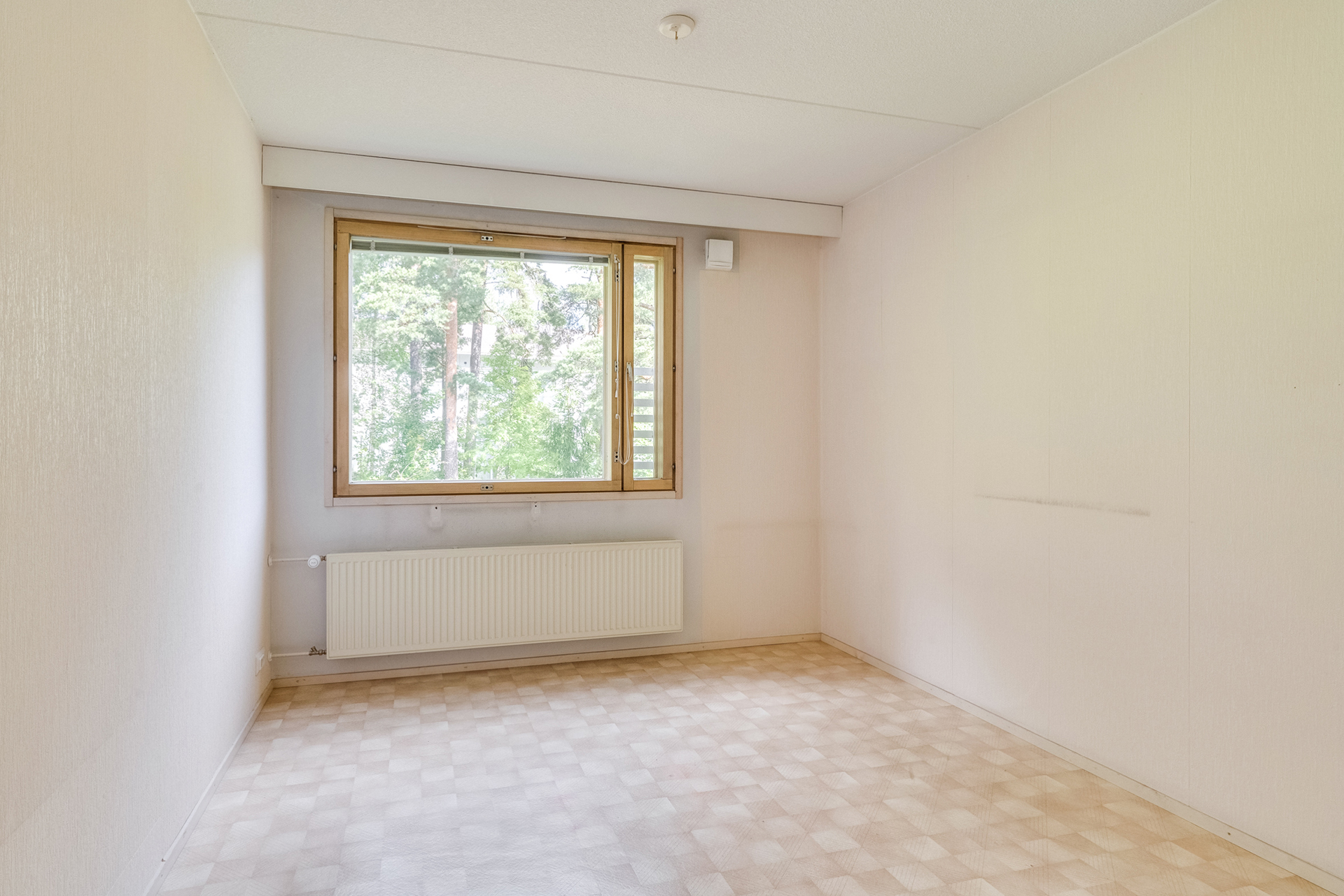 Kuvasta poiketen lattia on kokolattiamatto