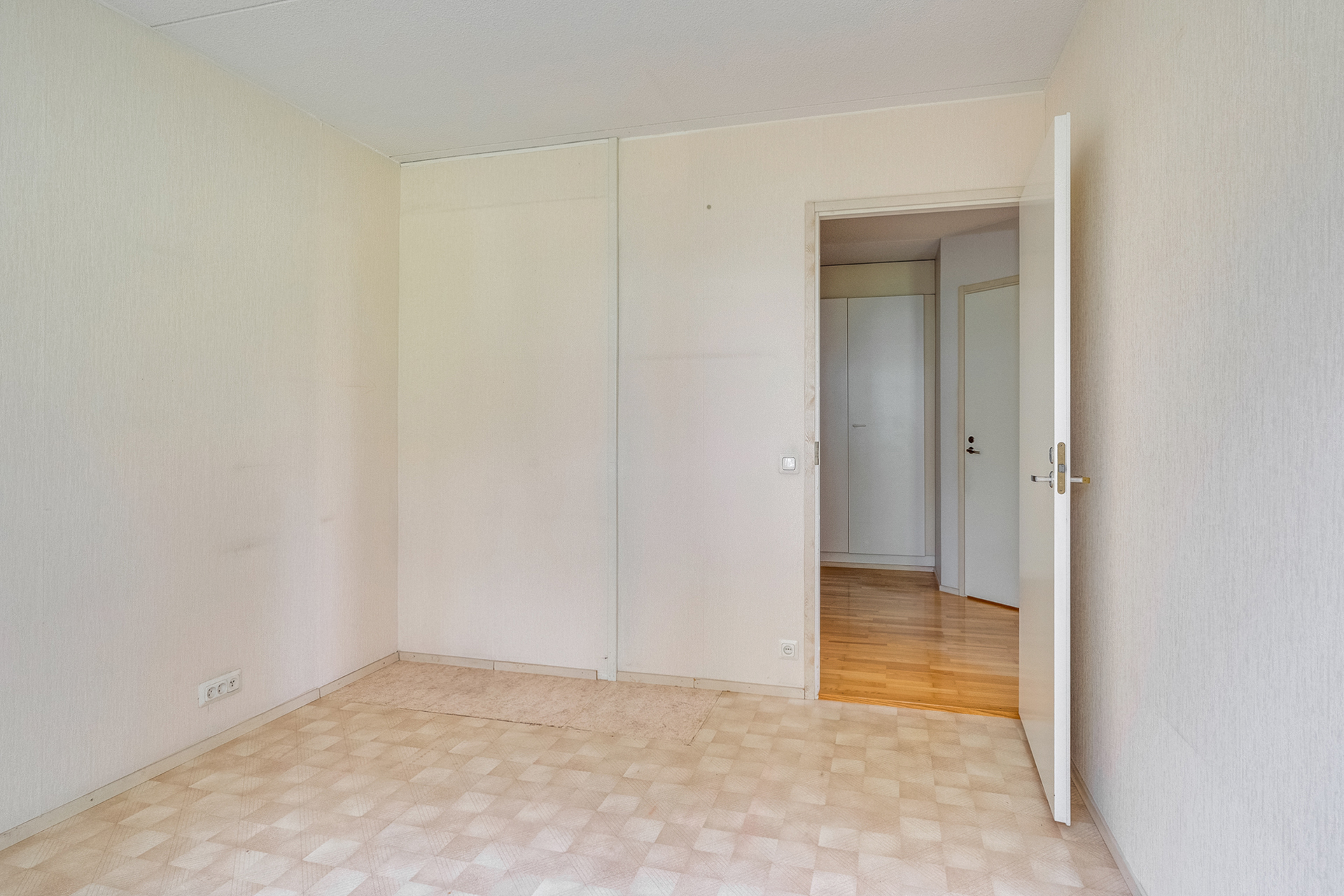 Kuvasta poiketen lattia on kokolattiamatto