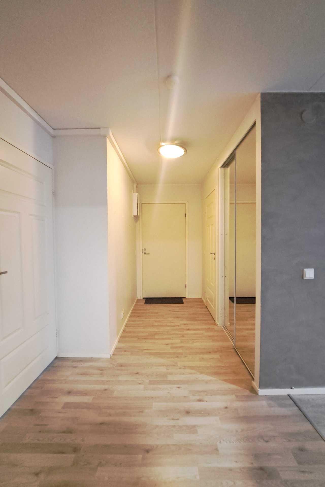 kylpyhuoneesta eteisen suuntaan