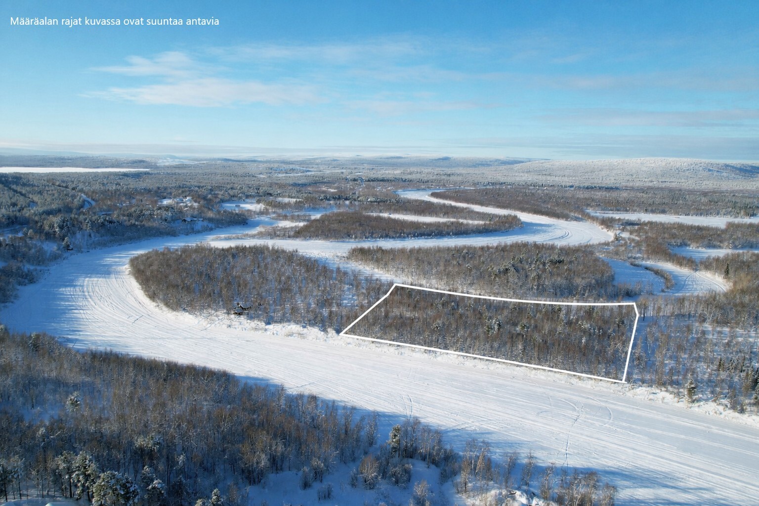 Näkymä Ivalojoen yli kohti määräalaa ja sen taustalla olevalle Taivalvuopajalle.