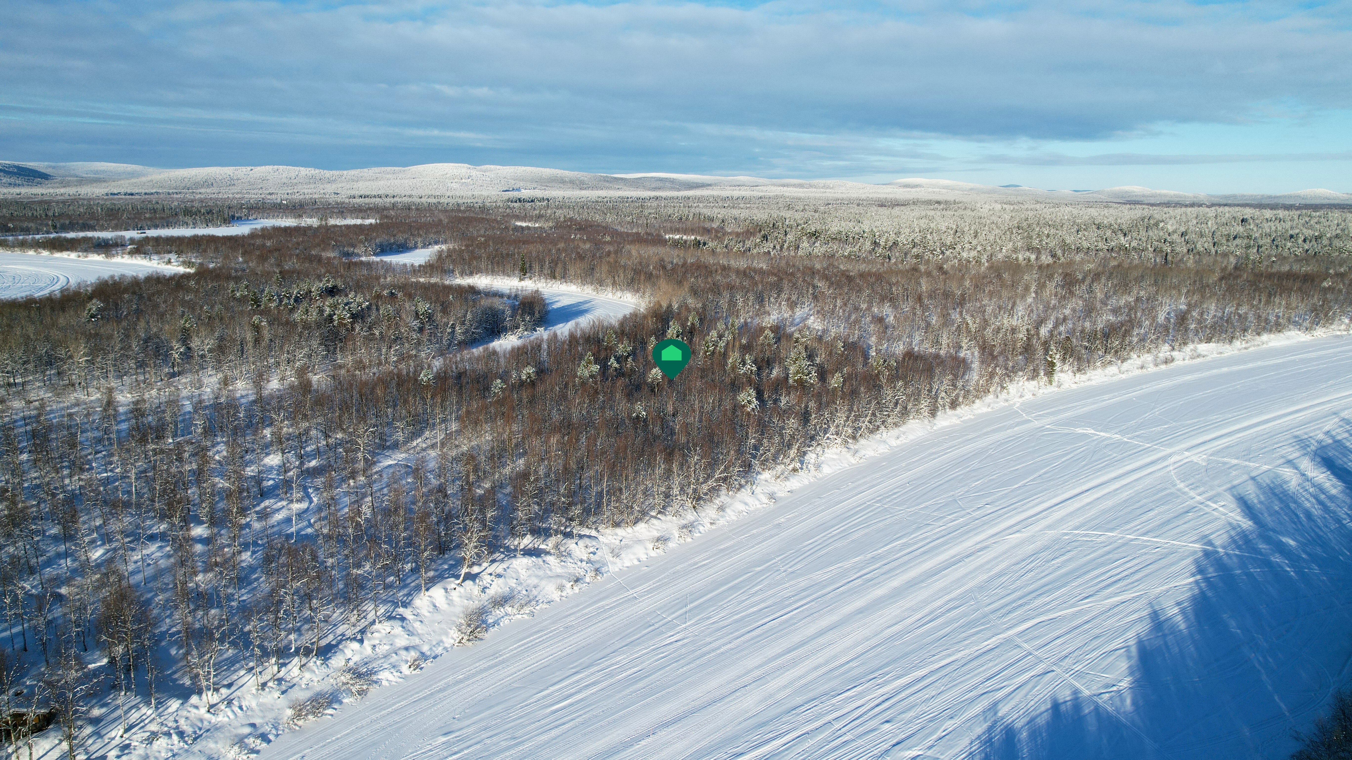 Ivalojoella talvisin moottorikelkkareitti sekä hiihtolatu.