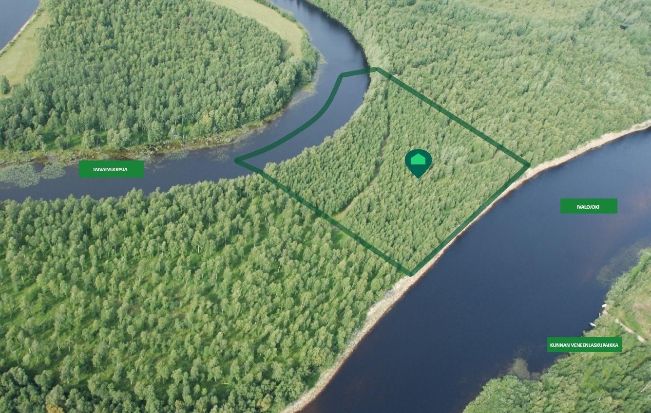 Kesäkuva määräalasta, kunnan veneenlaskupaikka aivan määräalaa vastapäätä.