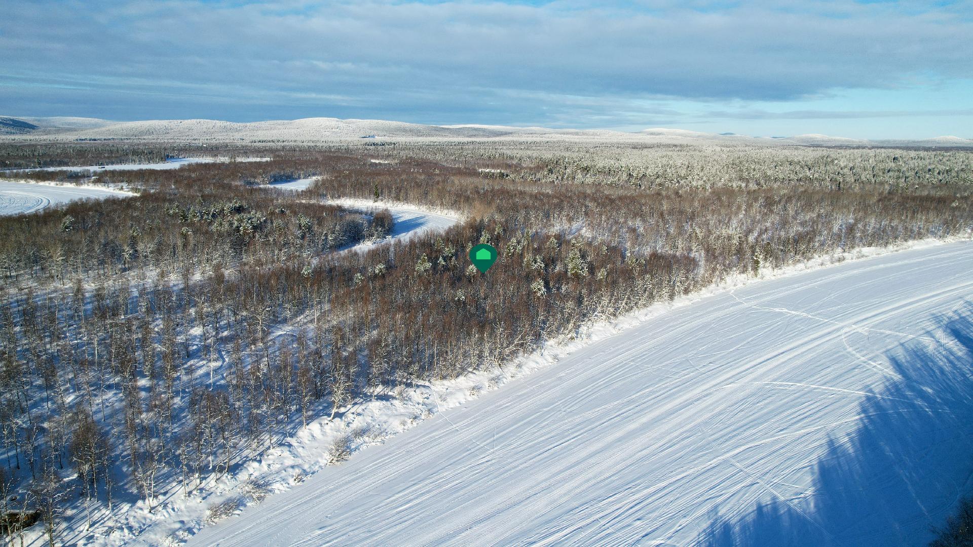 Ivalojoella talvisin moottorikelkkareitti sekä hiihtolatu.