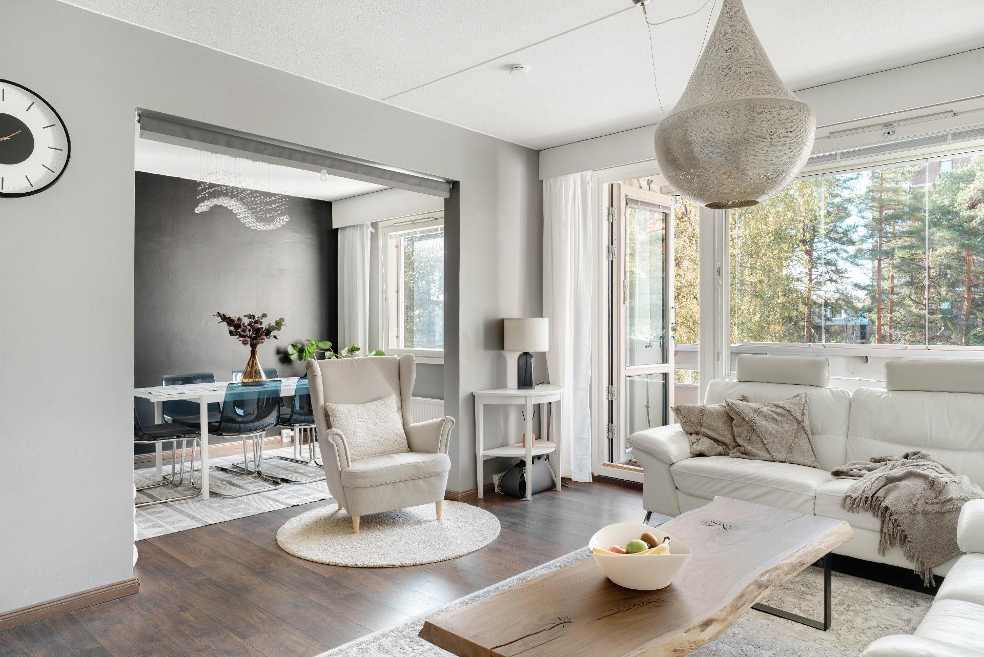 Olohuone avautuu ruokailutilaan, joka voisi toimia esim. kirjastona.