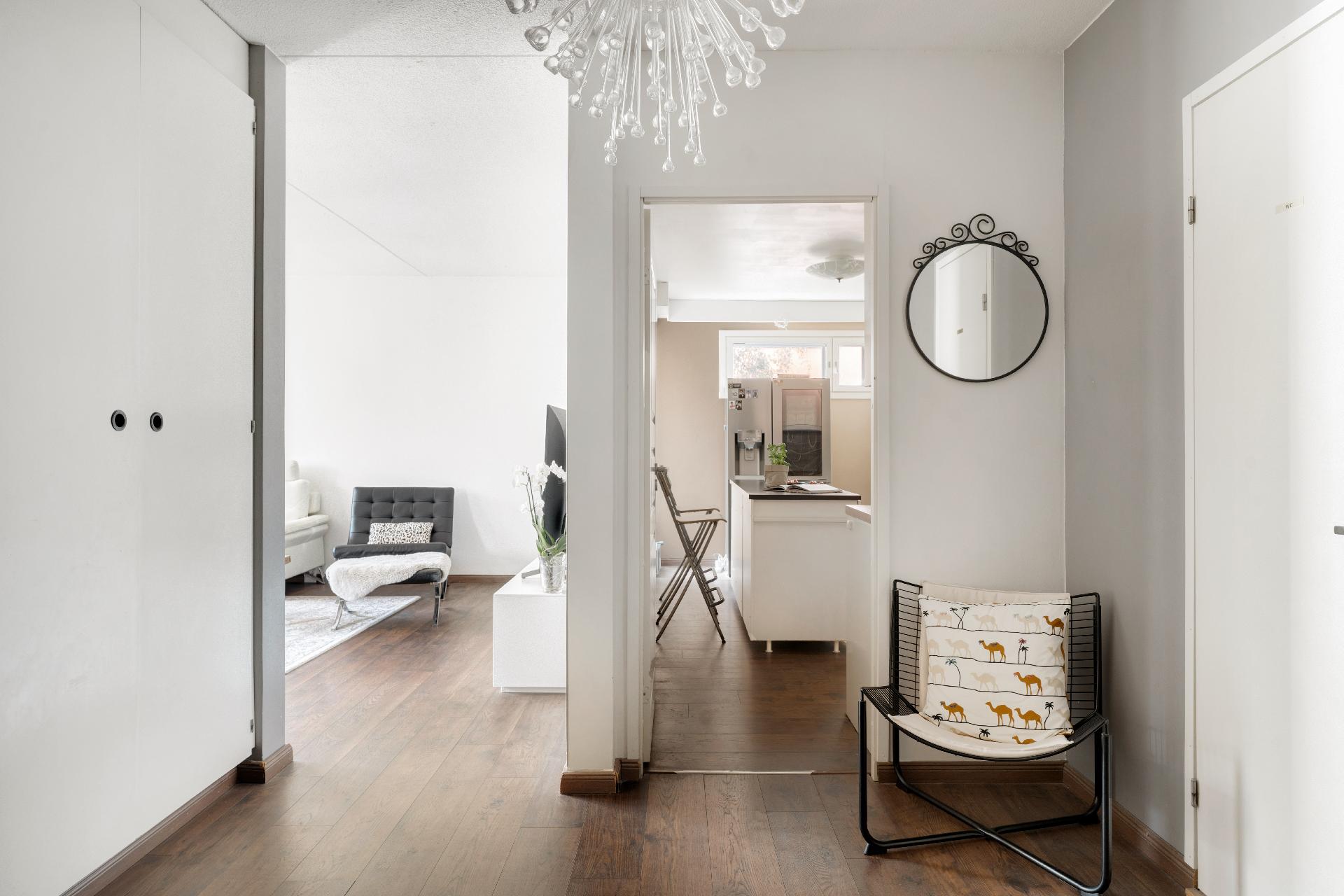 jonka oikea ovi on erilliseen wc:en.