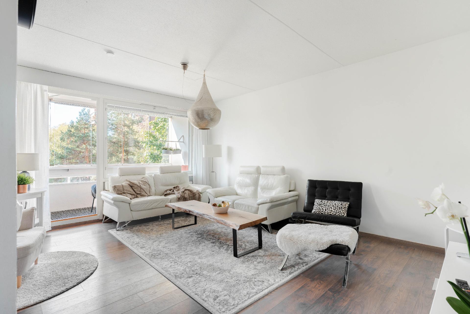 Lasitetulla parvekkeella on mukava viettää aikaa.