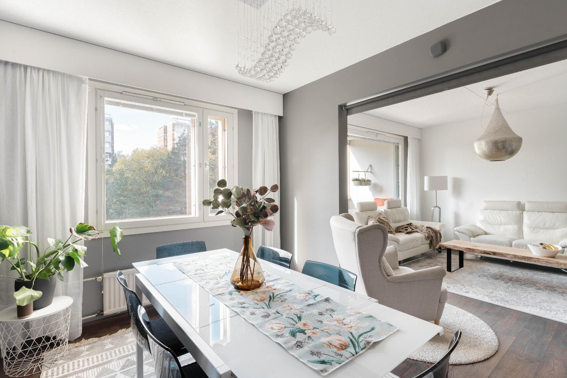 Ikkunoista kauniit luontomaisemat.