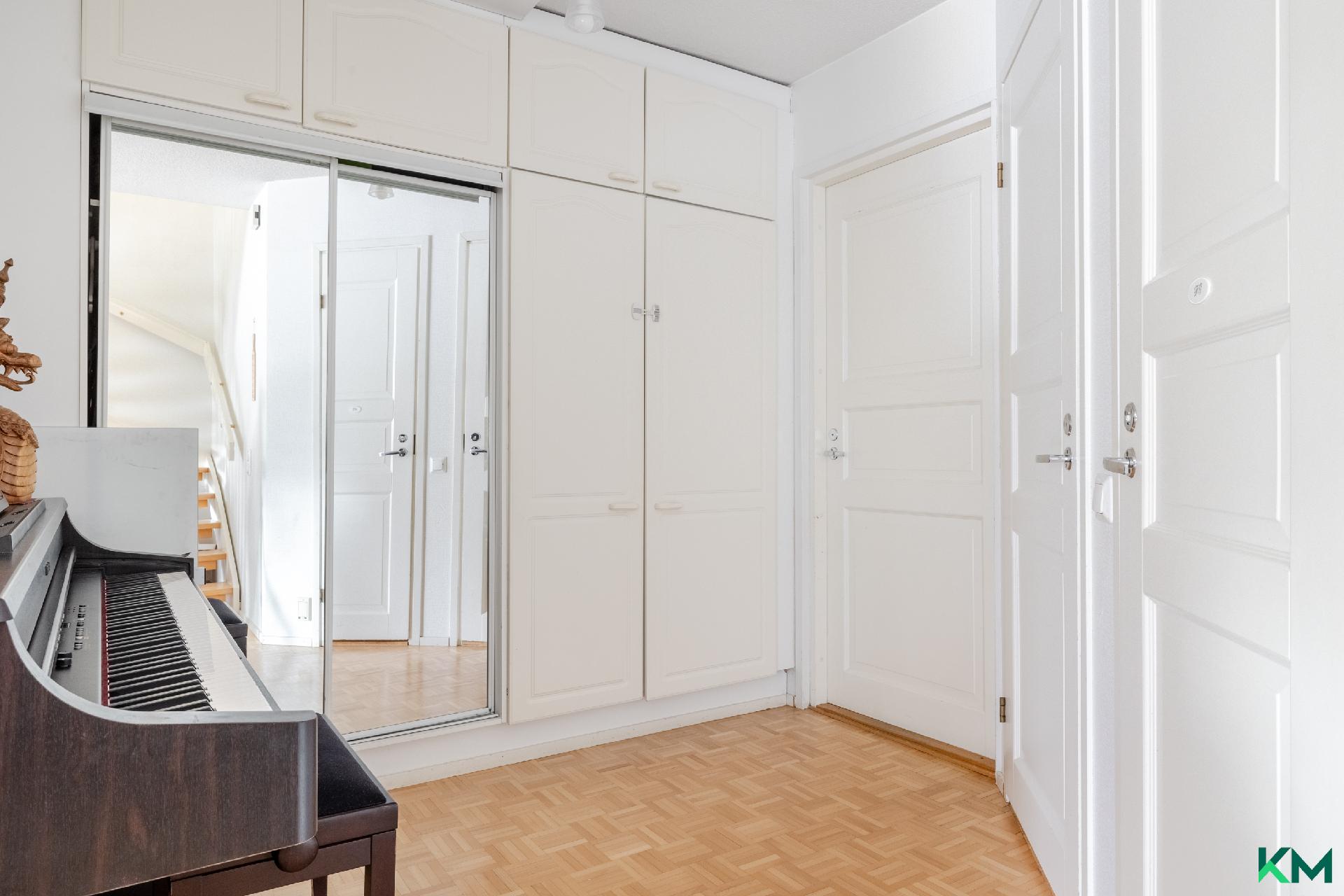 Eteistila, jossa ulos tupla ovet sekä kodinhoitohuone alakerrassa.