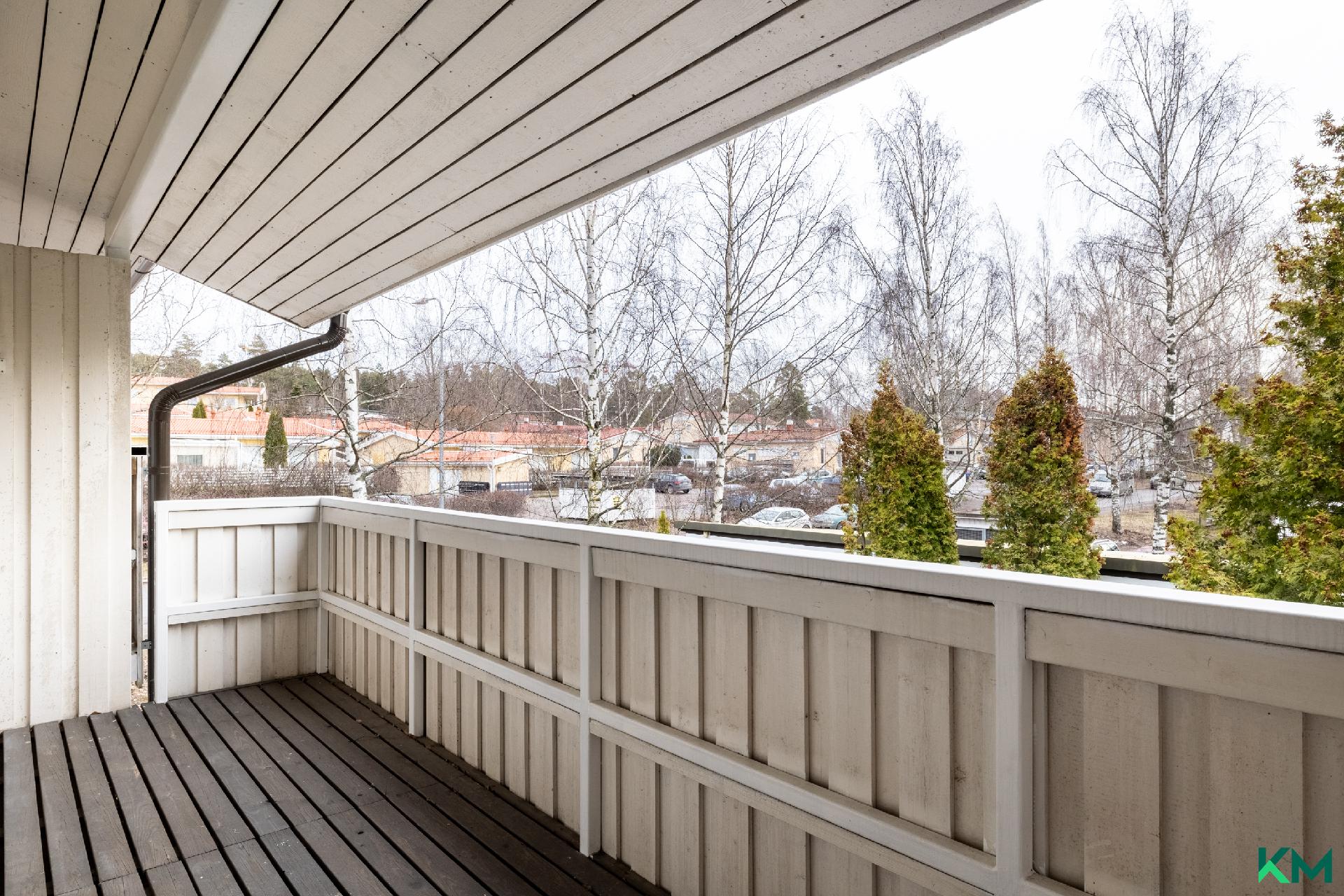 Tästä makuuhuoneesta lisäksi käynti eteläparvekkeelle.