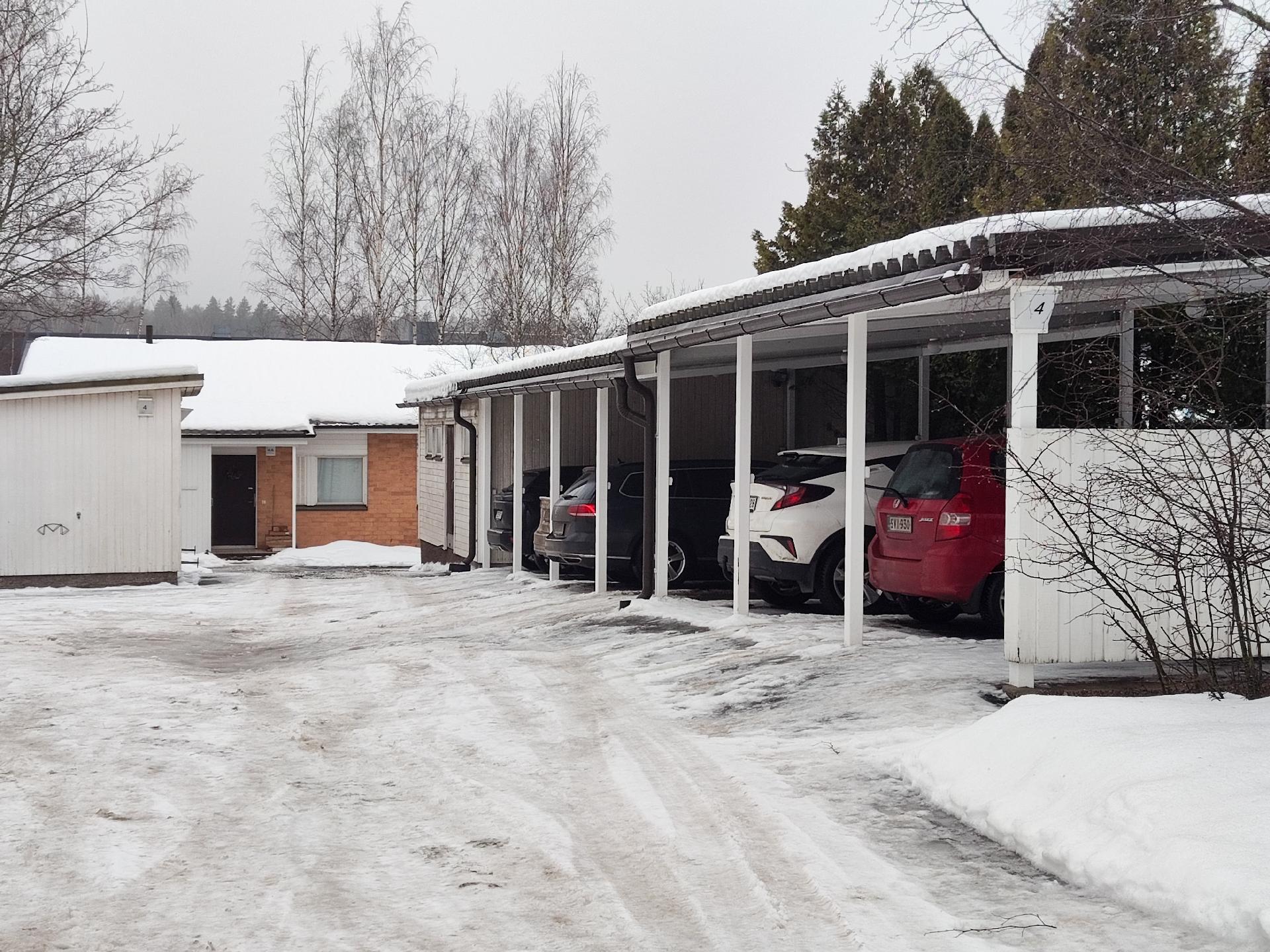 Autokatospaikka kuuluu.