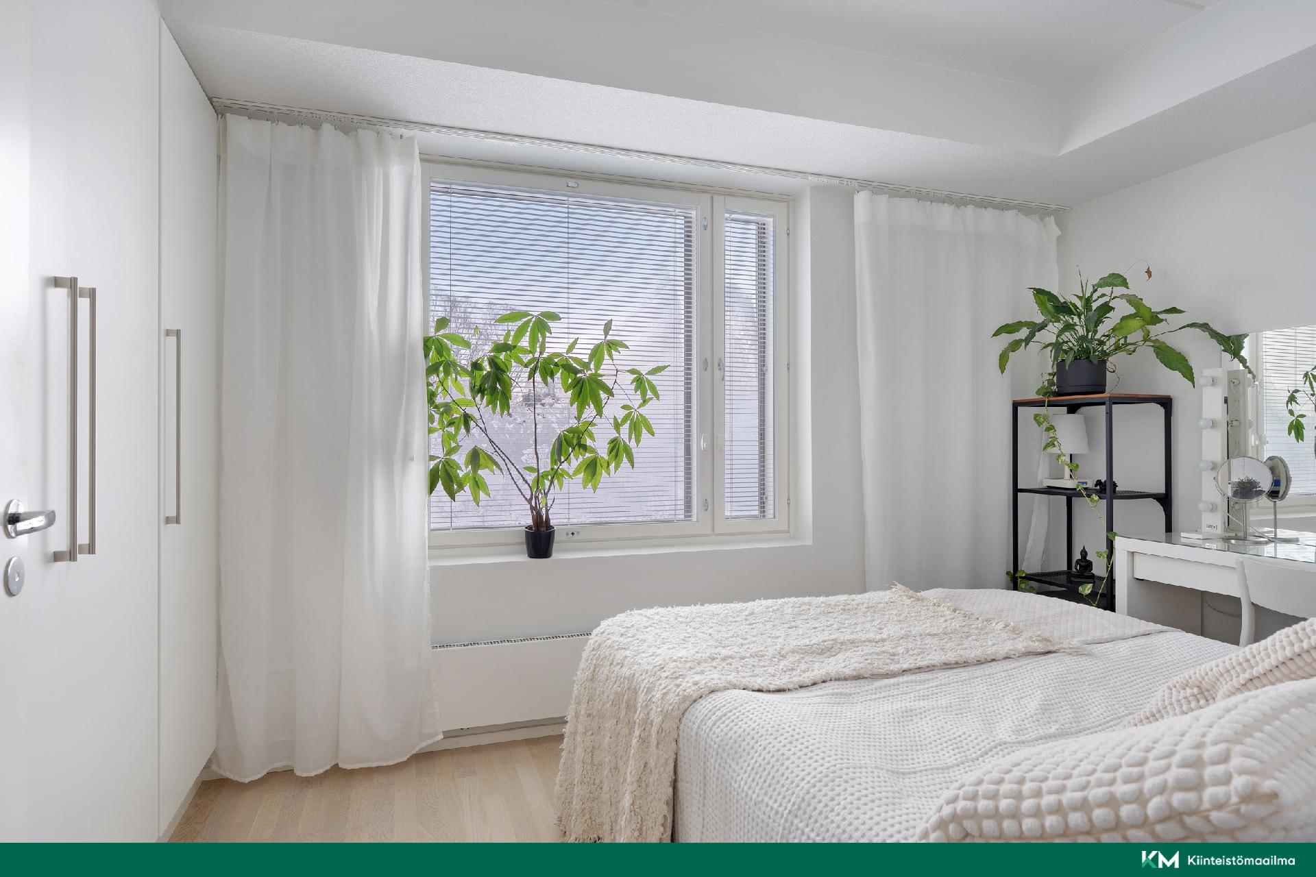 Makuuhuoneeseen mahtuu työpöytä