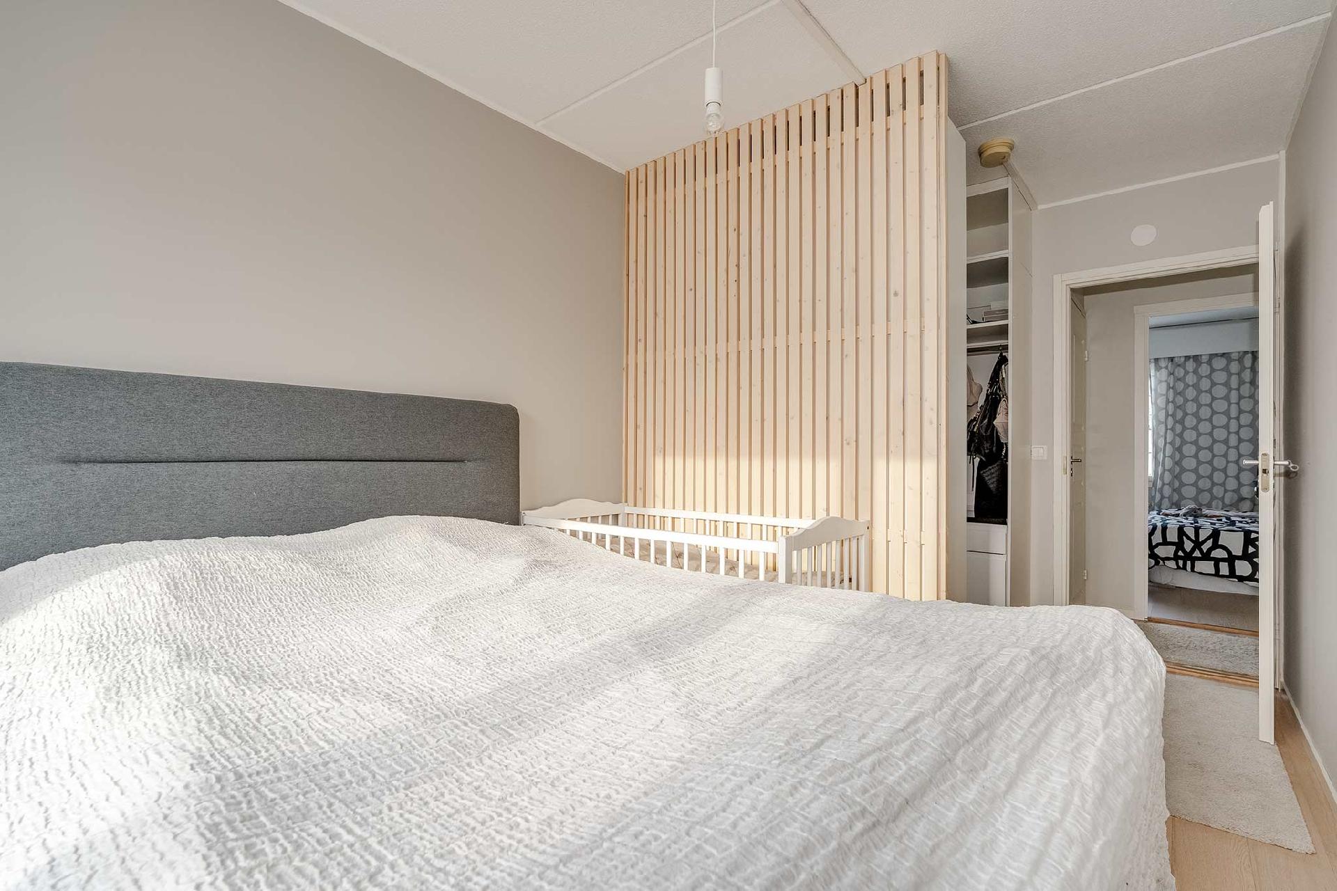 Päämakuuhuoneessa on käytännöllinen avovaatehuone/pukeutumistila