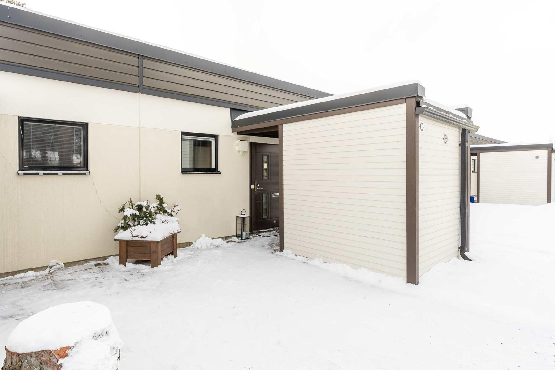 Sisäänkäynnin yhteydessä on oma ulkovarasto