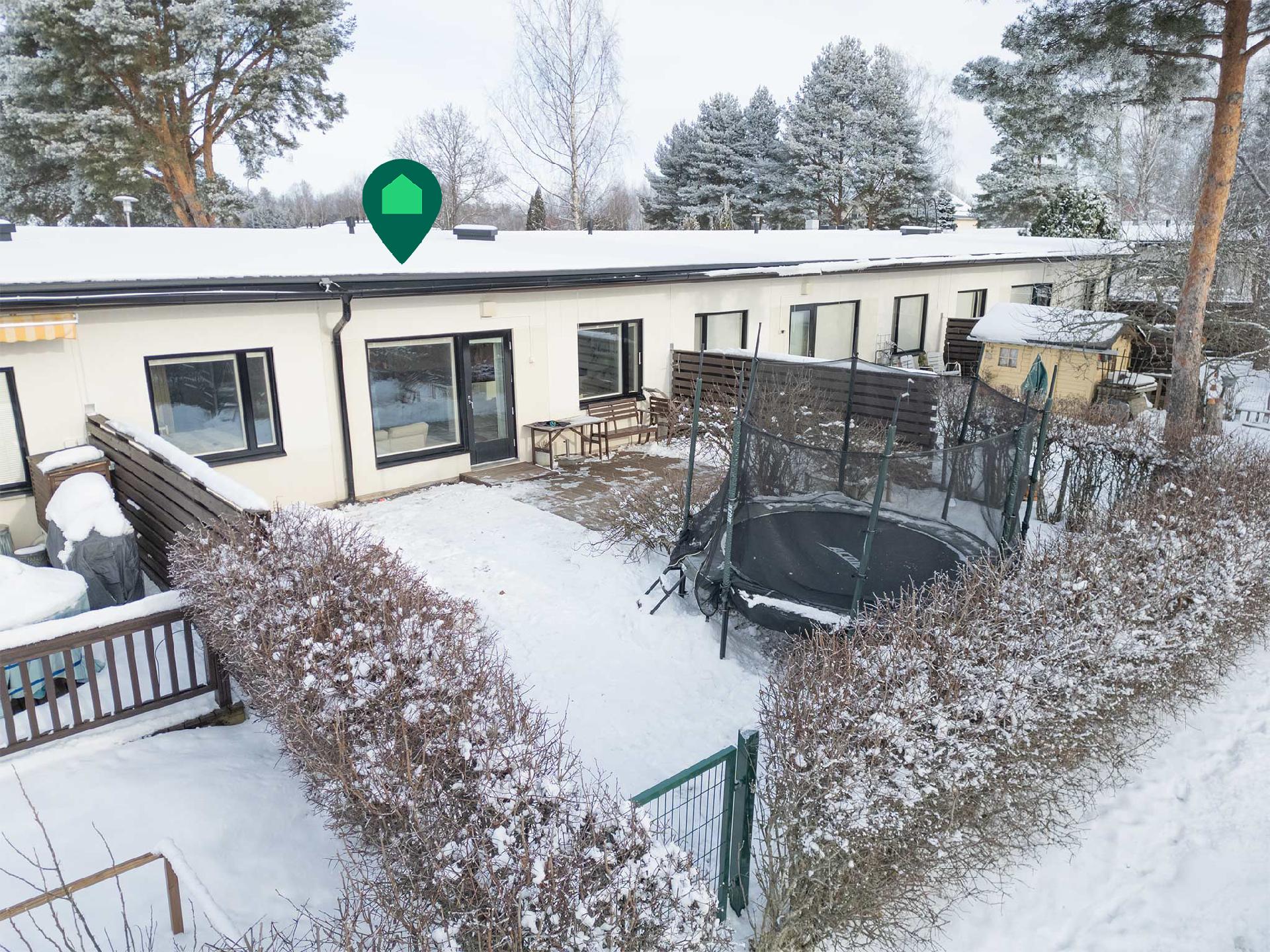 Suojaisa etelänsuuntainen aidattu takapiha.