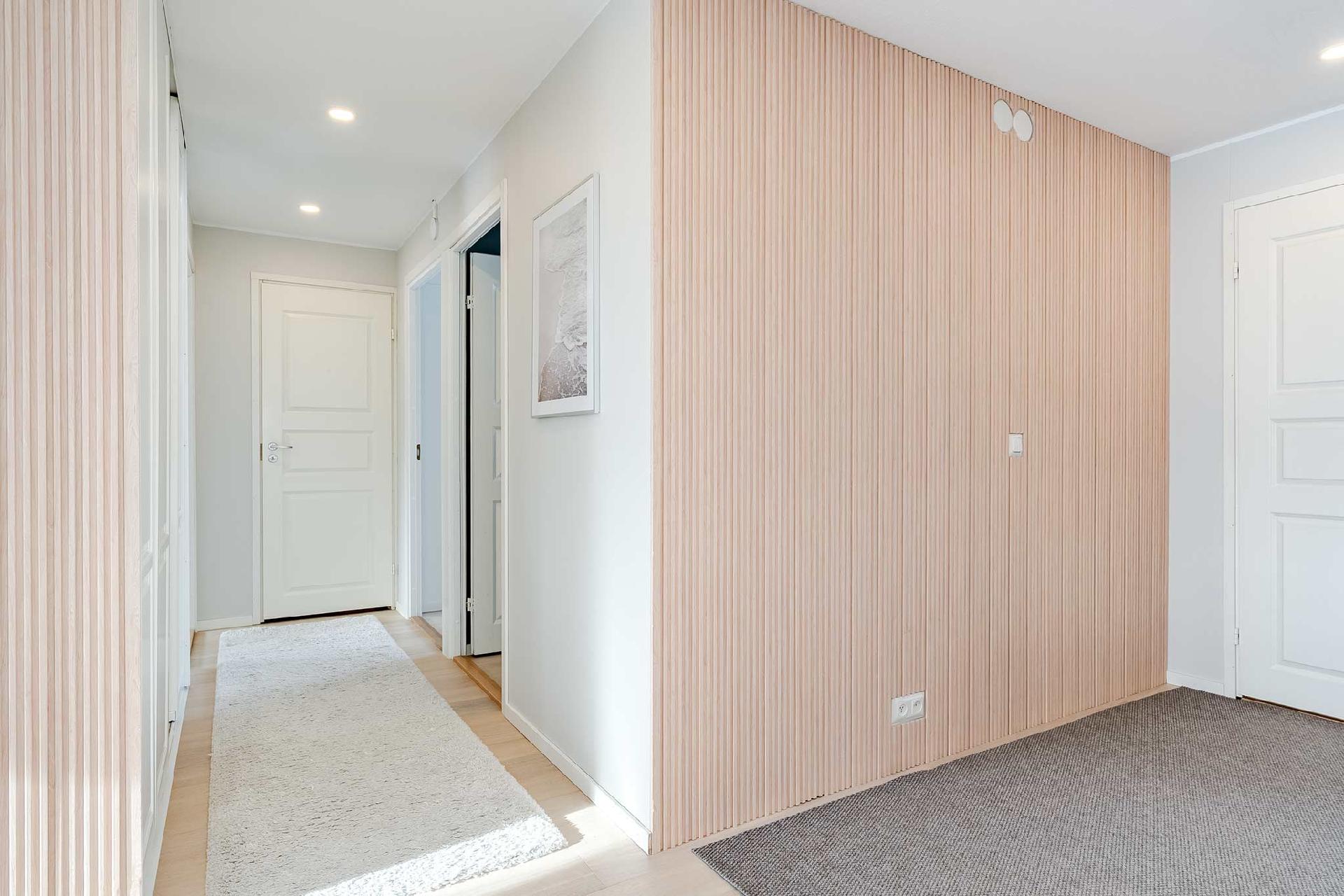 Tyylikäs sormipaneeliseinä eteisessä