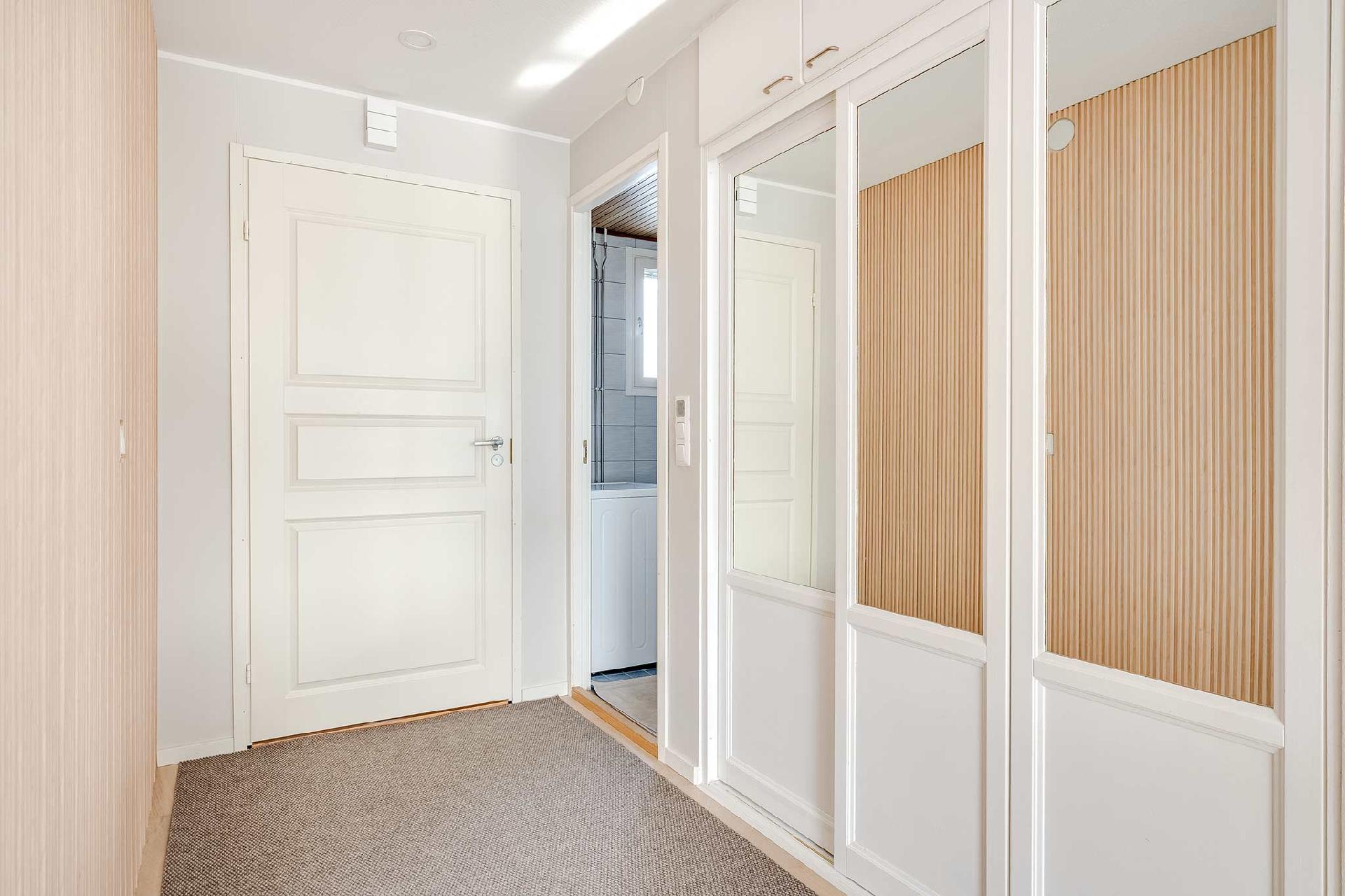 Eteinen, oikealla käynti kylpyhuoneeseen