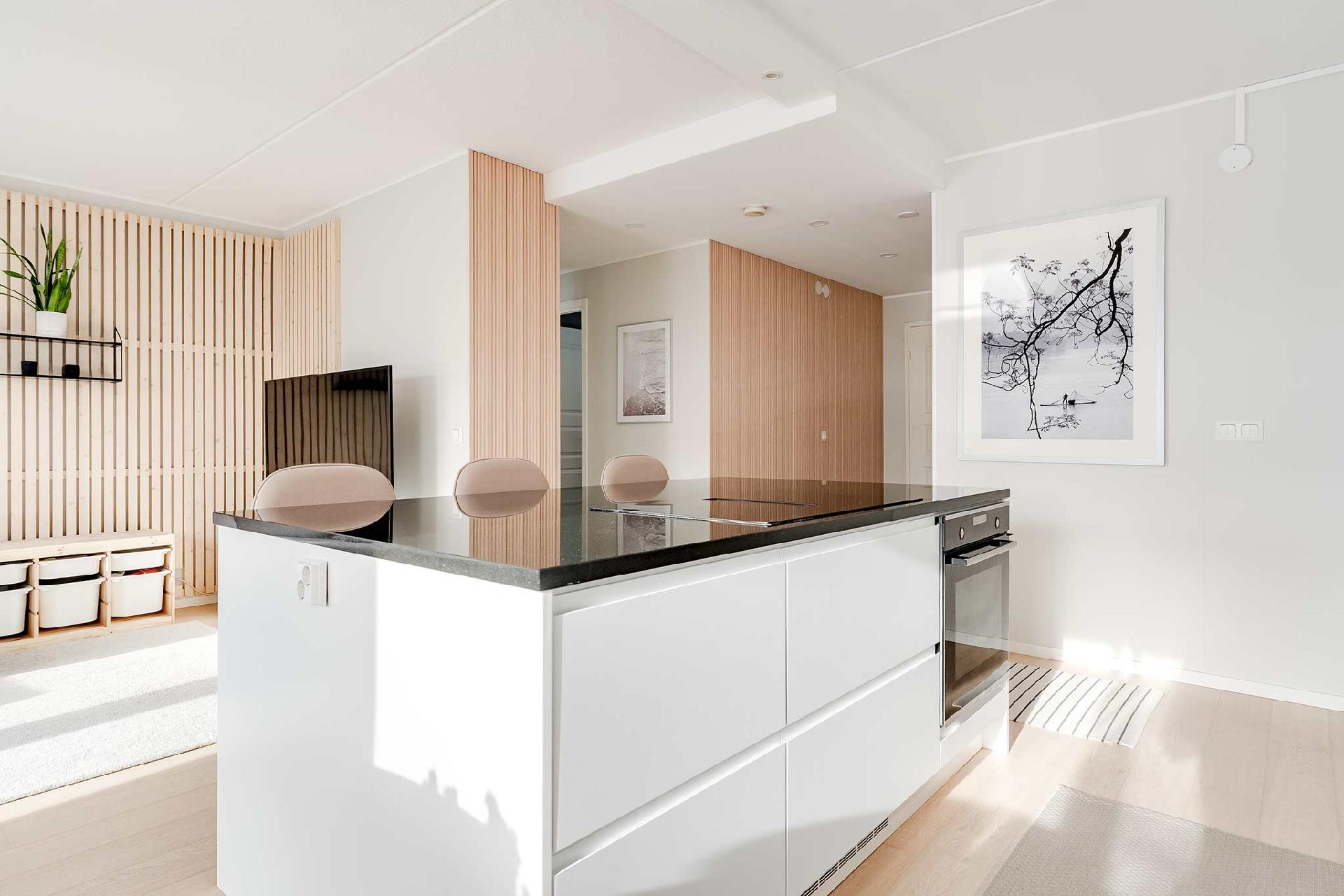 Mukavan kokoinen saareke, laakaliesituuletin ja graniittitasot