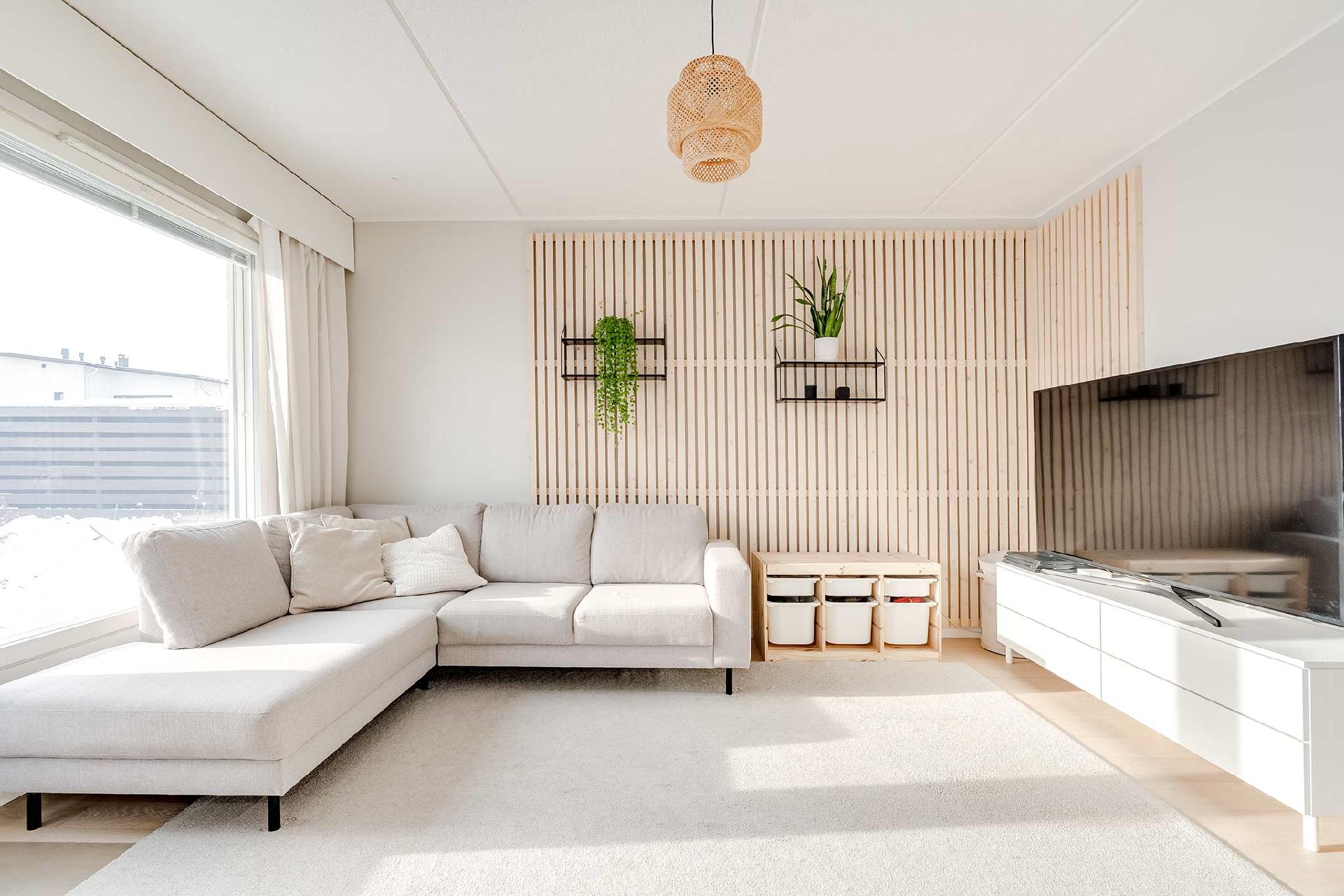 Olohuoneeseen tulvii valoa etelänsuuntaisista ikkunoista