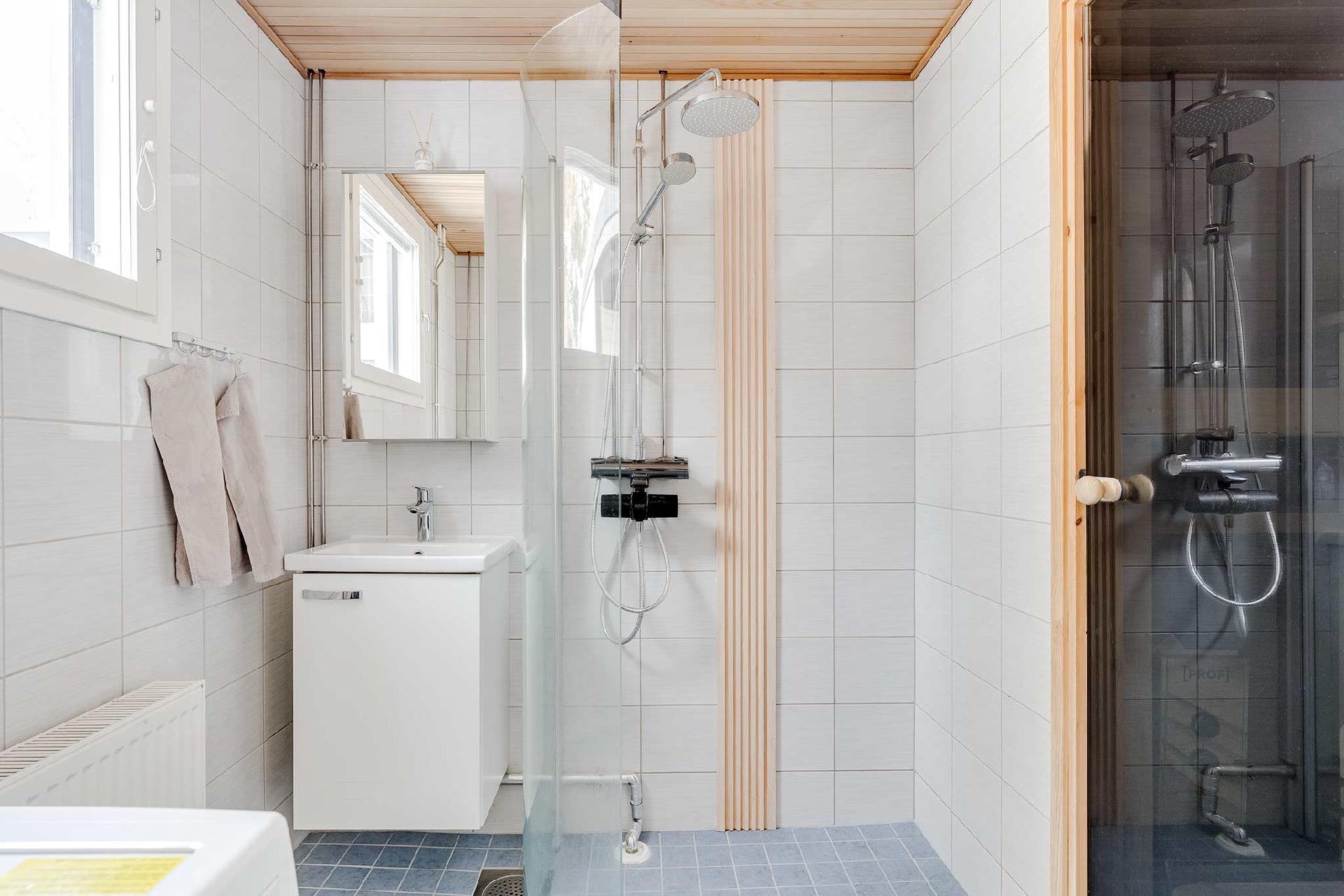 Kylpyhuone ja sauna on uusittu taloyhtiön putkiremontin yhteydessä 2015-2015