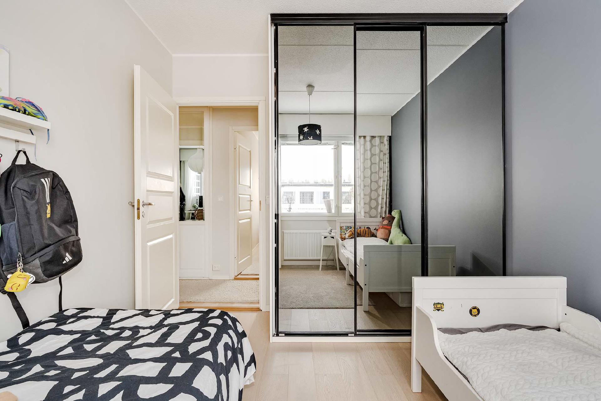 Makuuhuone 2, liukuovikaapisto