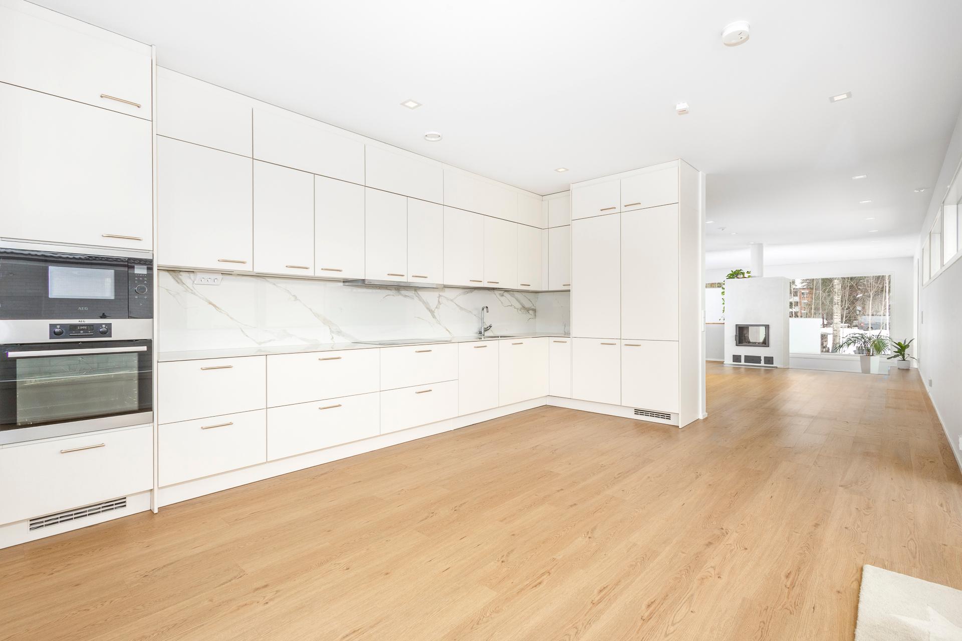 tilava ja valoisa keittiö