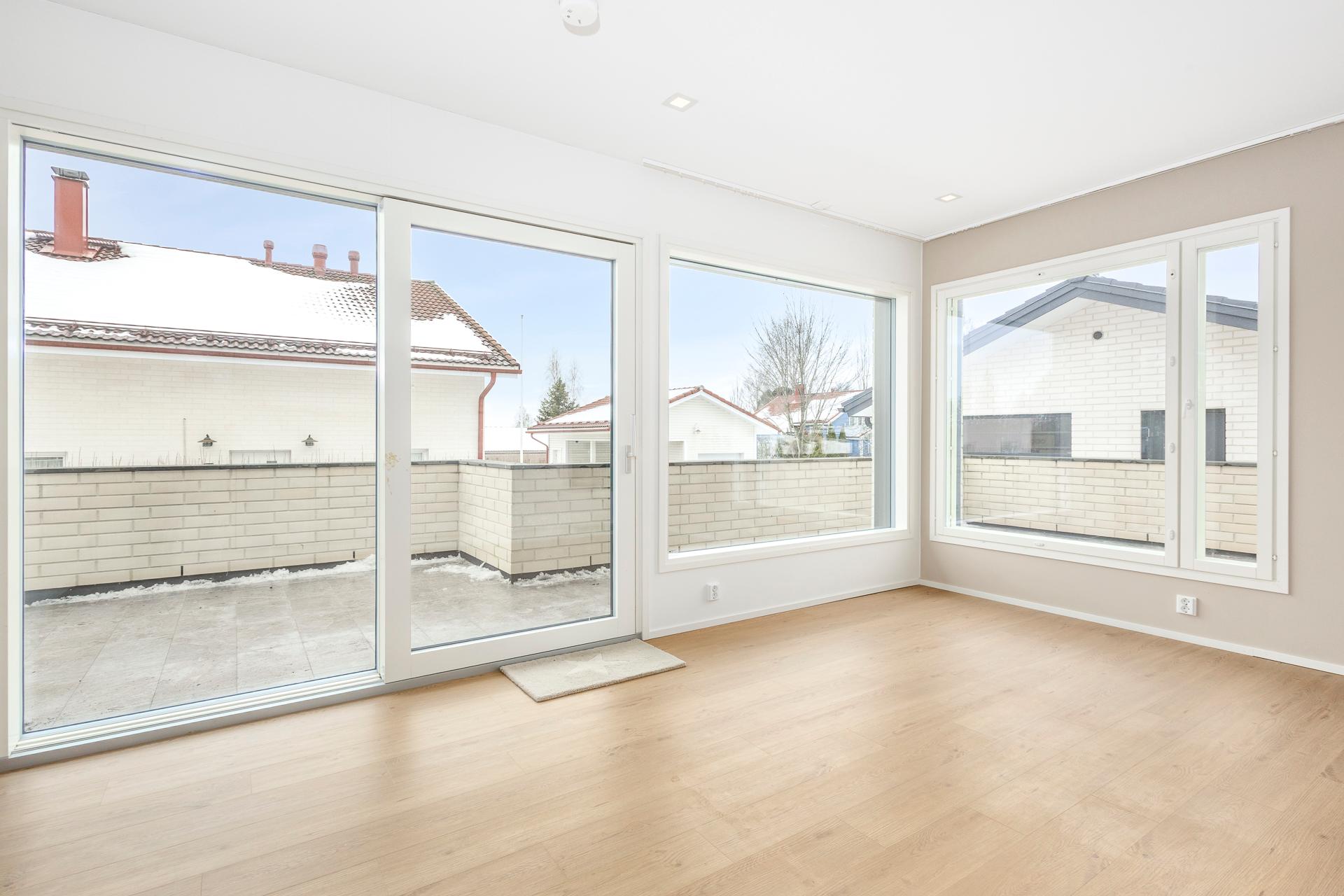 keittiössä suuret ikkunapinnat