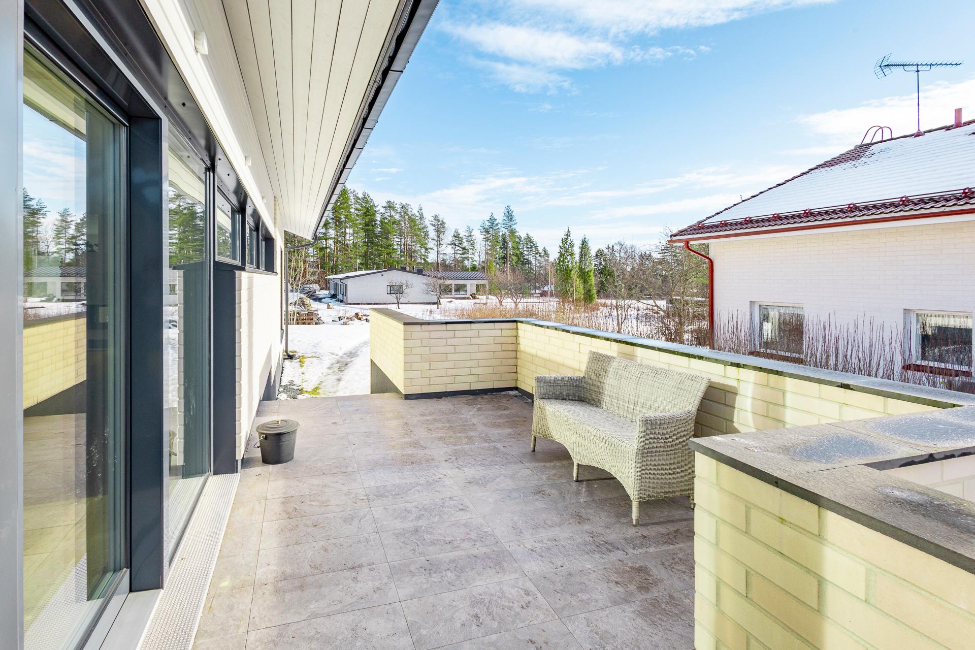 sivuterassille käynti keittiöstä