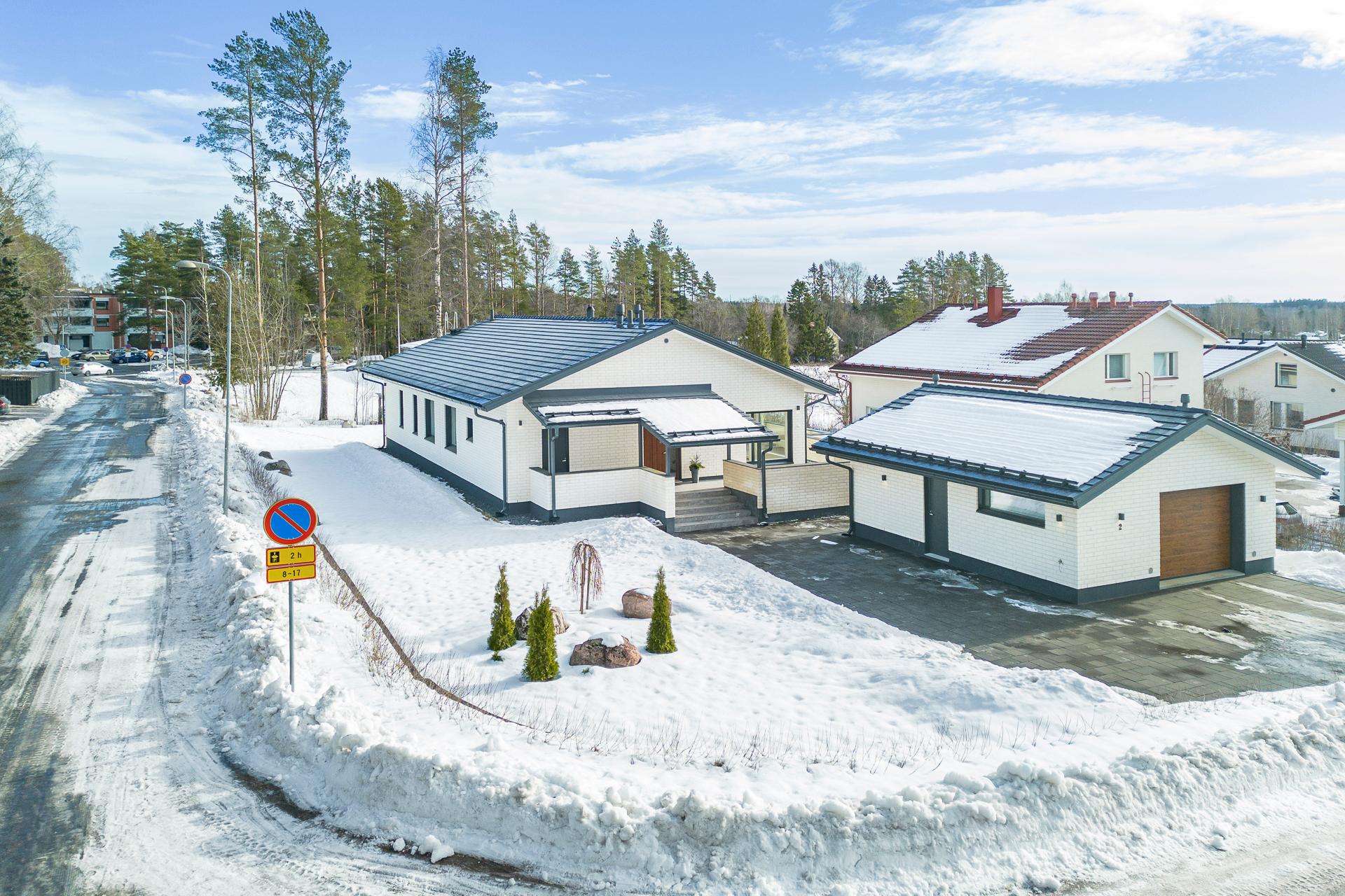 asuinrakennus ja autotalli