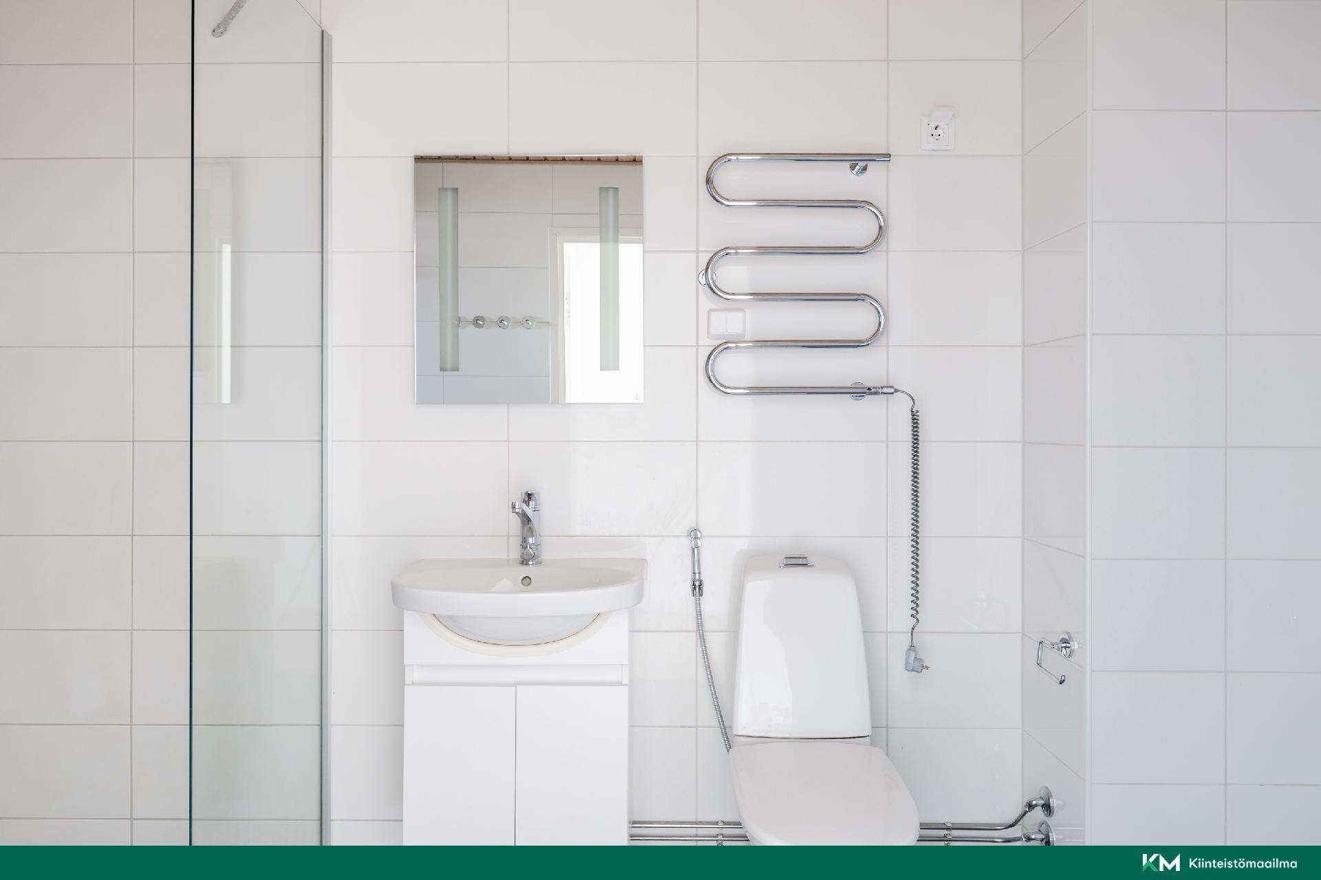 Kummankin kerroksen kylpyhuoneessa on wc