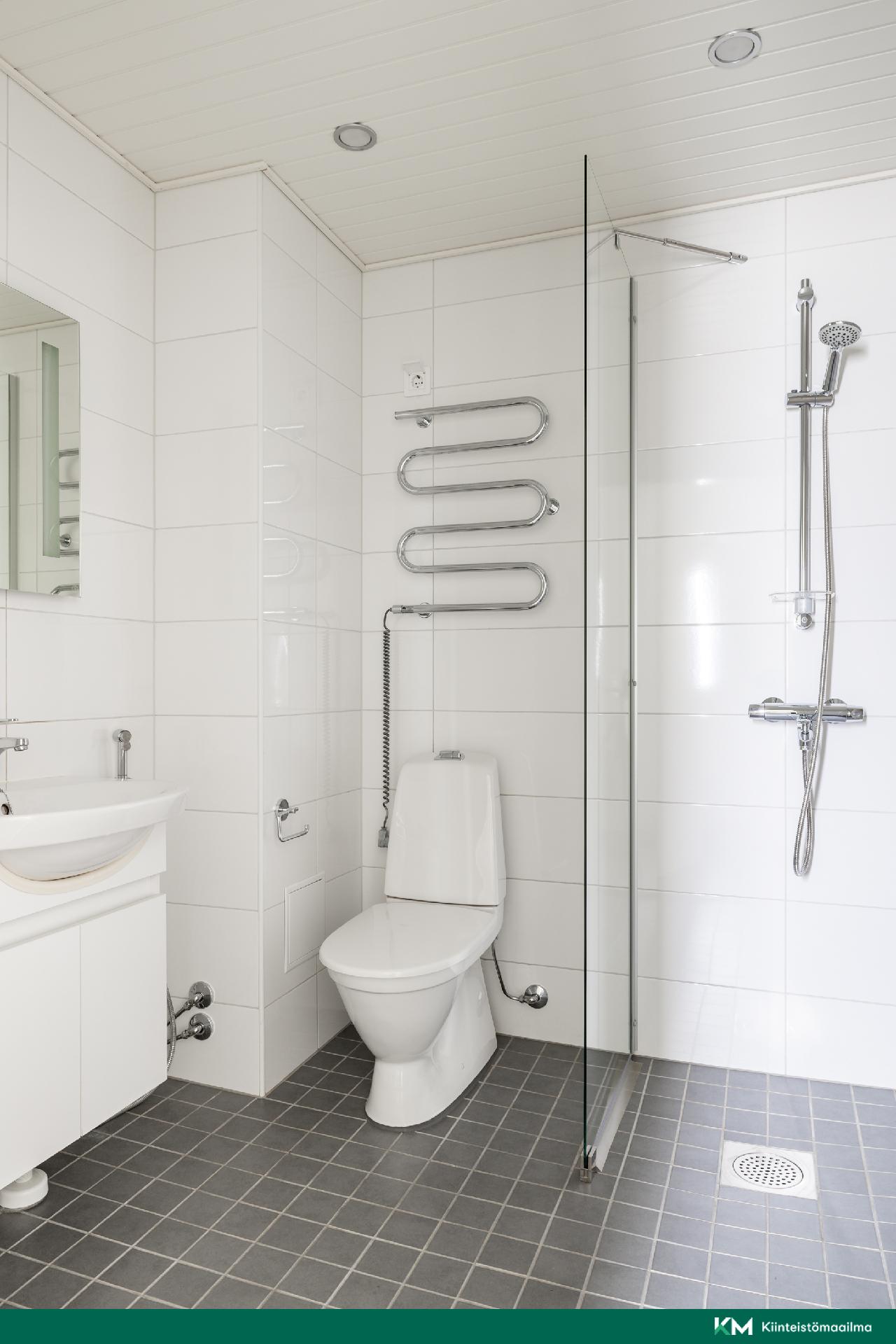 Alakerran kylpyhuone