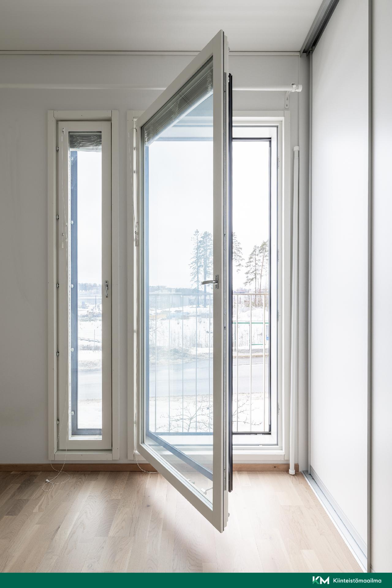 Pienemmässä makuuhuoneessa on ranskalainen parveke