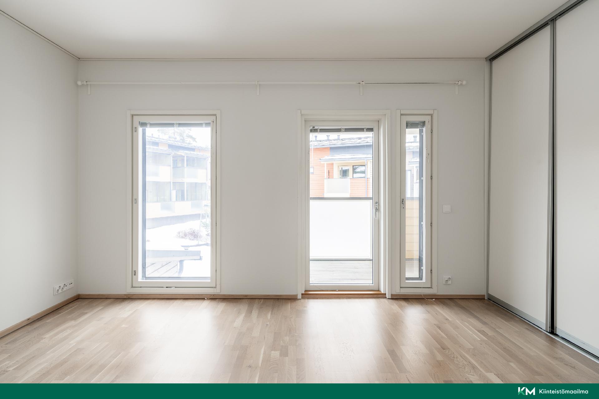 Isommasta makuuhuoneesta pääsee parvekkeelle