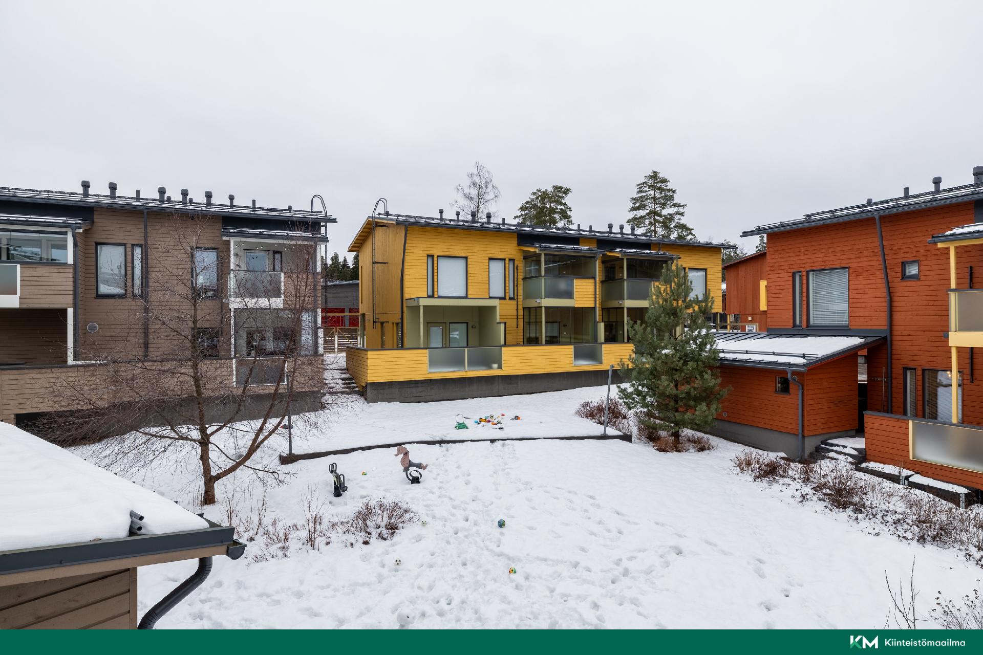 Parvekkeelta on rauhallinen näkymä taloyhtiön pihalle