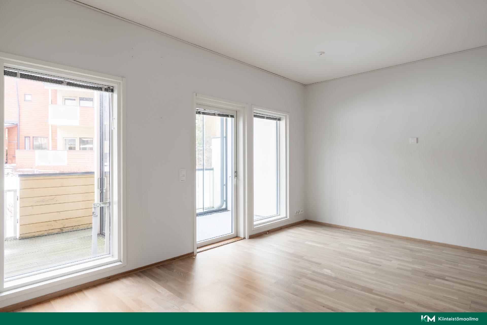 Olohuoneesta käynti lasitetulle terassille